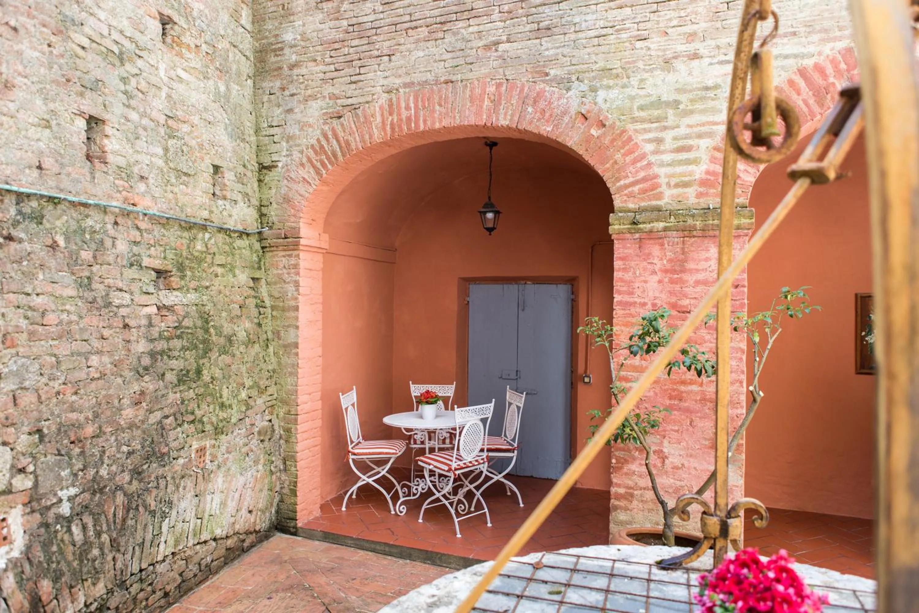 Patio in Piazza Paradiso Accommodation