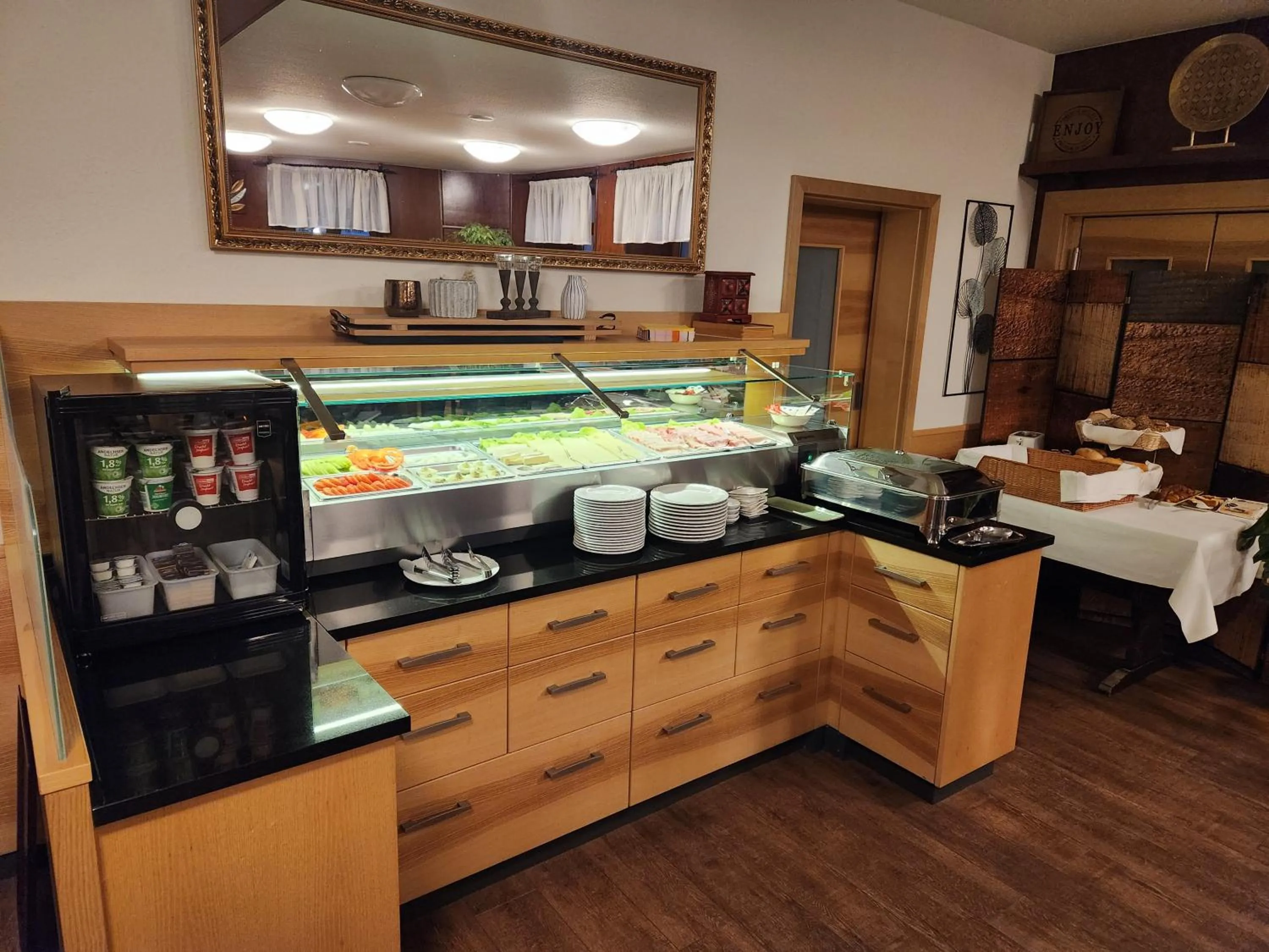 Buffet breakfast in Hotel Rose Heidelberg inklusive Frühstück, Saunanutzung und Parkplätze nach Verfügbarkeit
