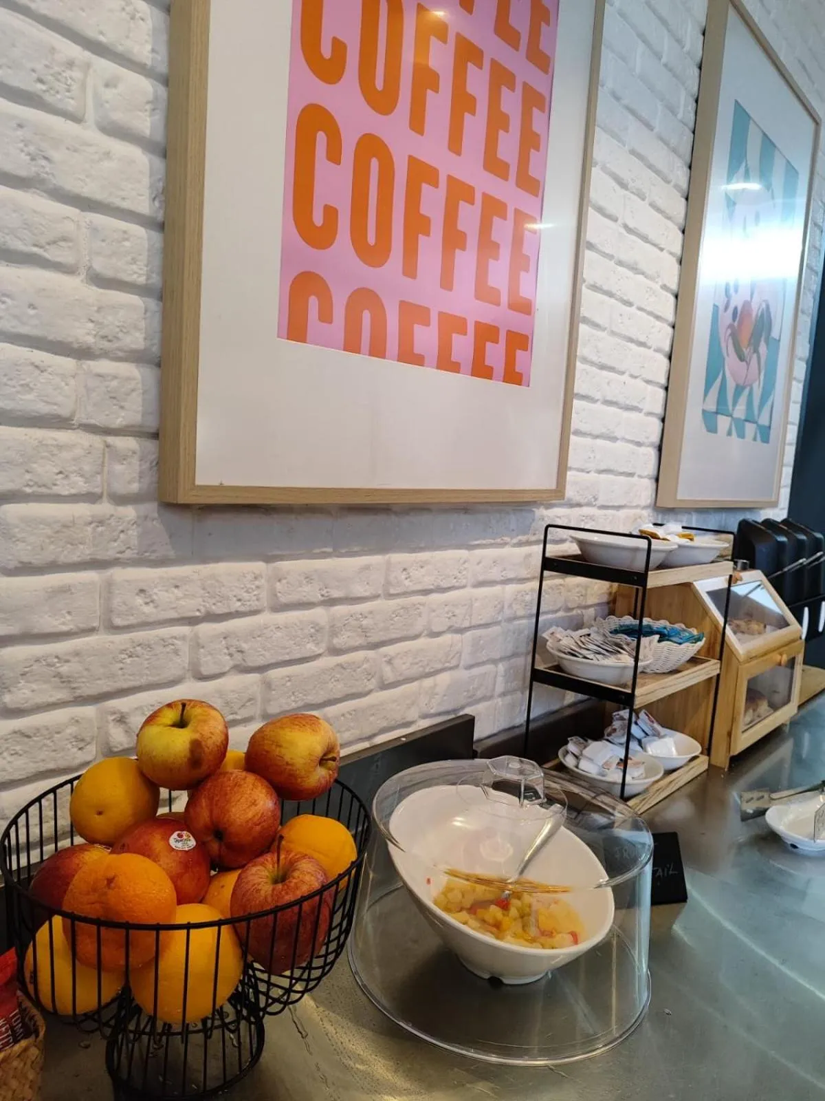 Restaurant/places to eat in Follow the Sun Boutique Hostel - Pool, Breakfast & Sea Views