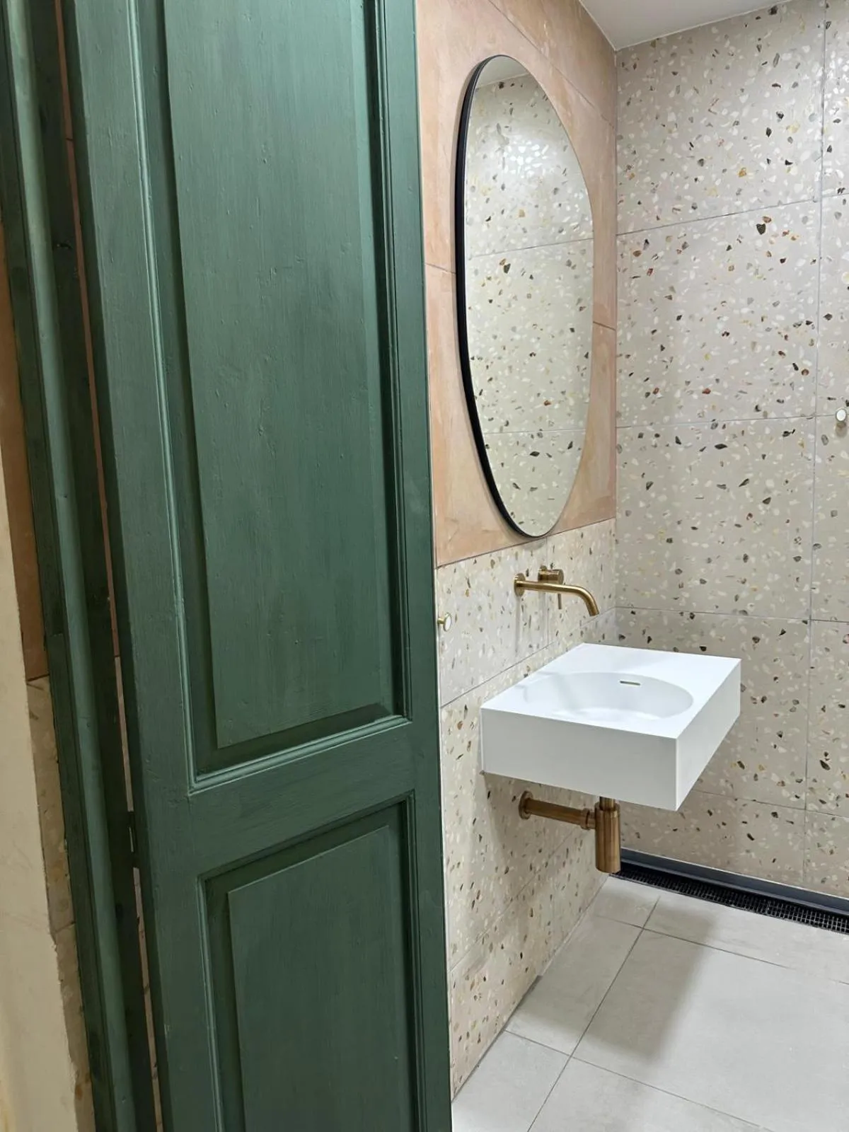 Bathroom in Follow the Sun Boutique Hostel - Pool, Breakfast & Sea Views