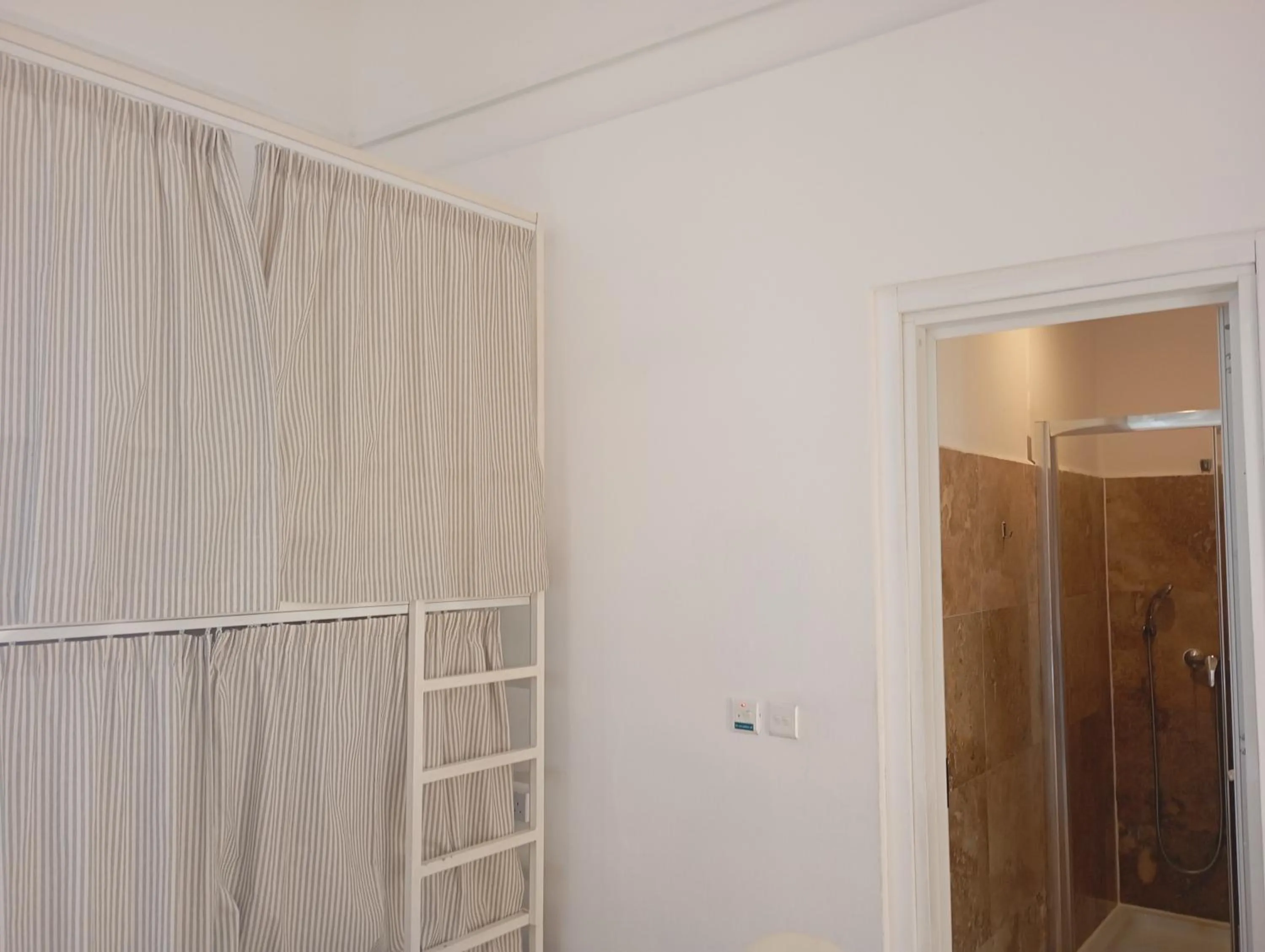 Follow the Sun Boutique Hostel - Pool, Breakfast & Sea Views