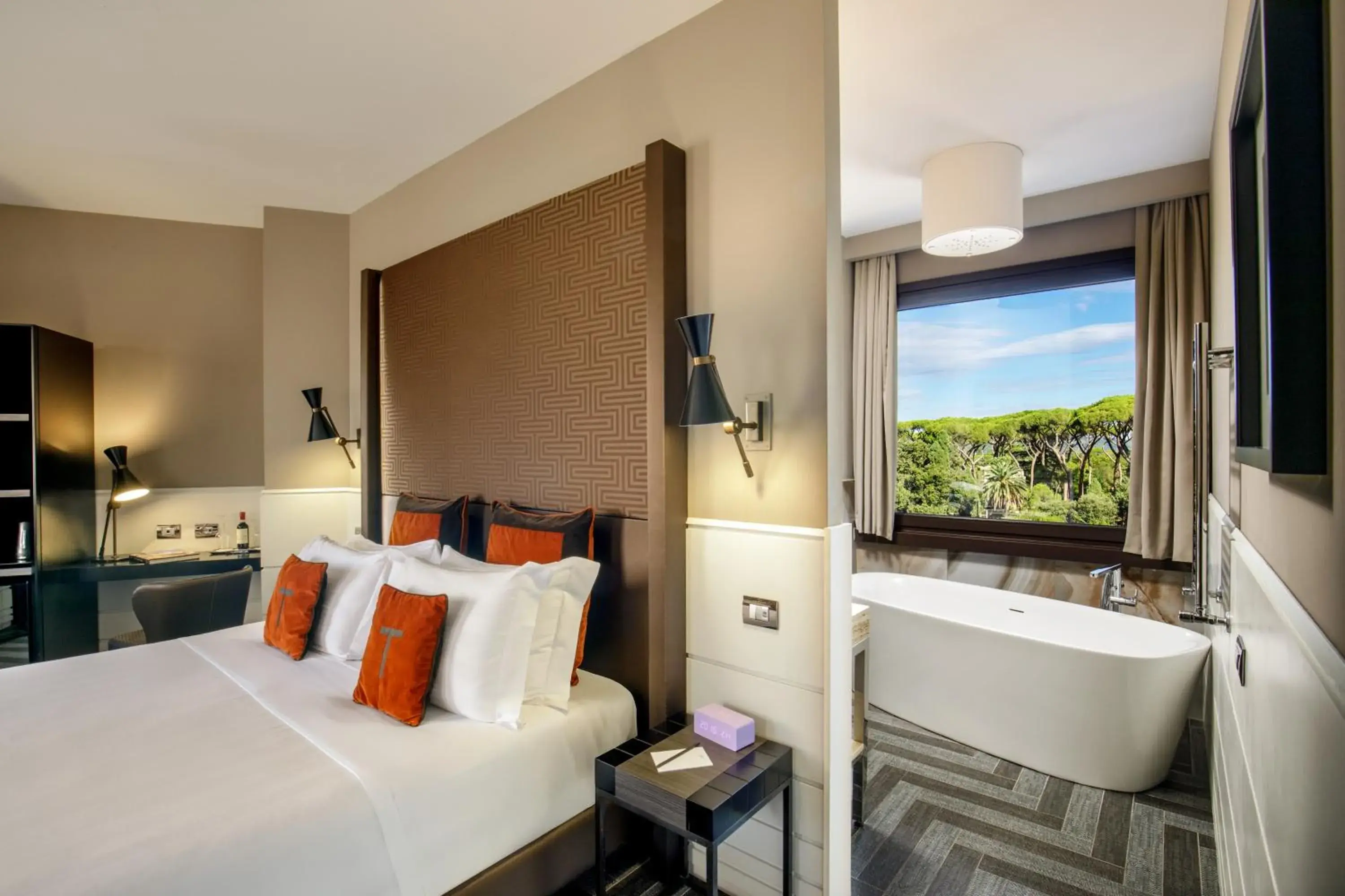 Deluxe King Junior Suite in The Tribune, part of JdV by Hyatt Deluxe King Junior Suite in The Tribune, part of JdV by Hyatt