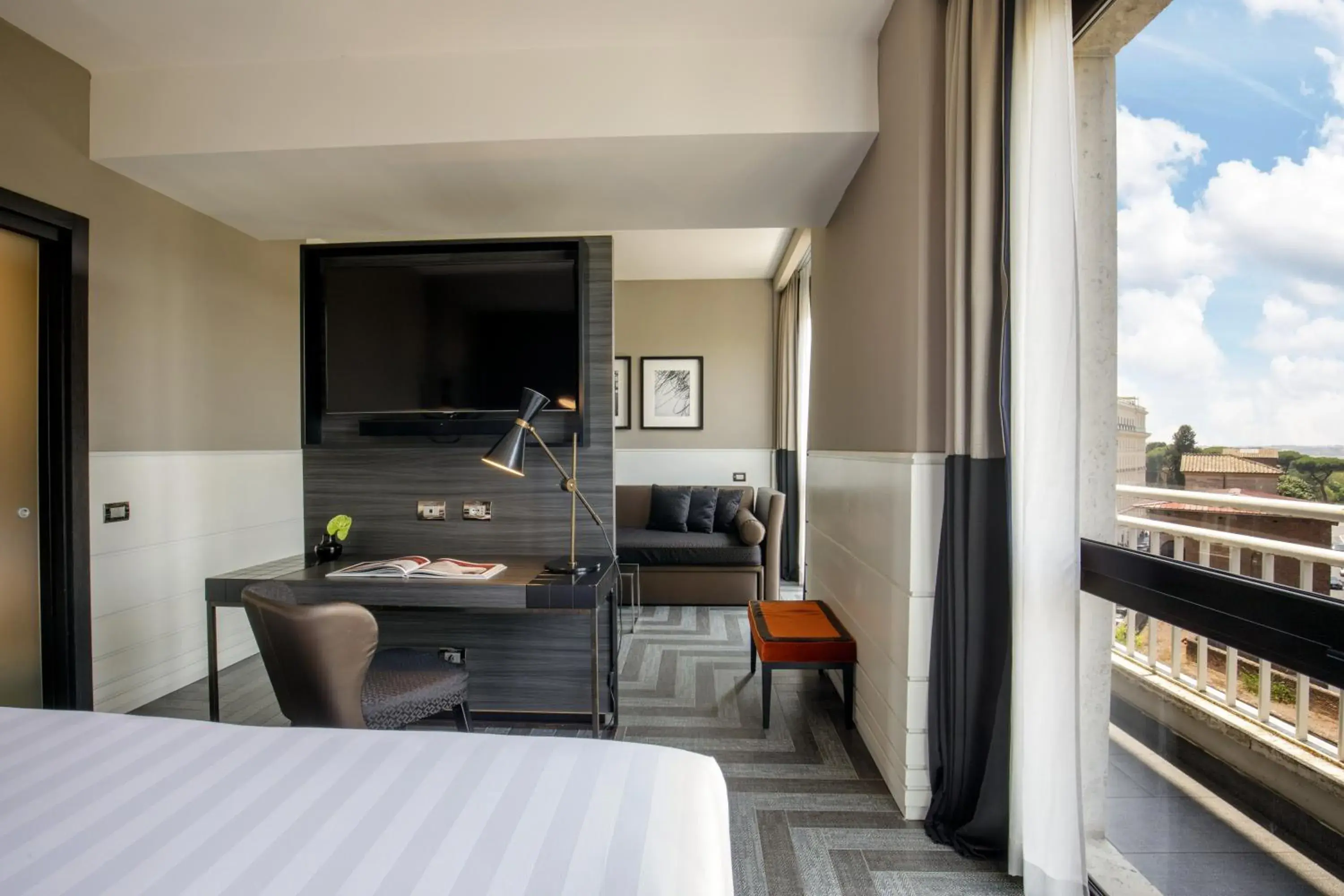 Junior King Suite in The Tribune, part of JdV by Hyatt Junior King Suite in The Tribune, part of JdV by Hyatt