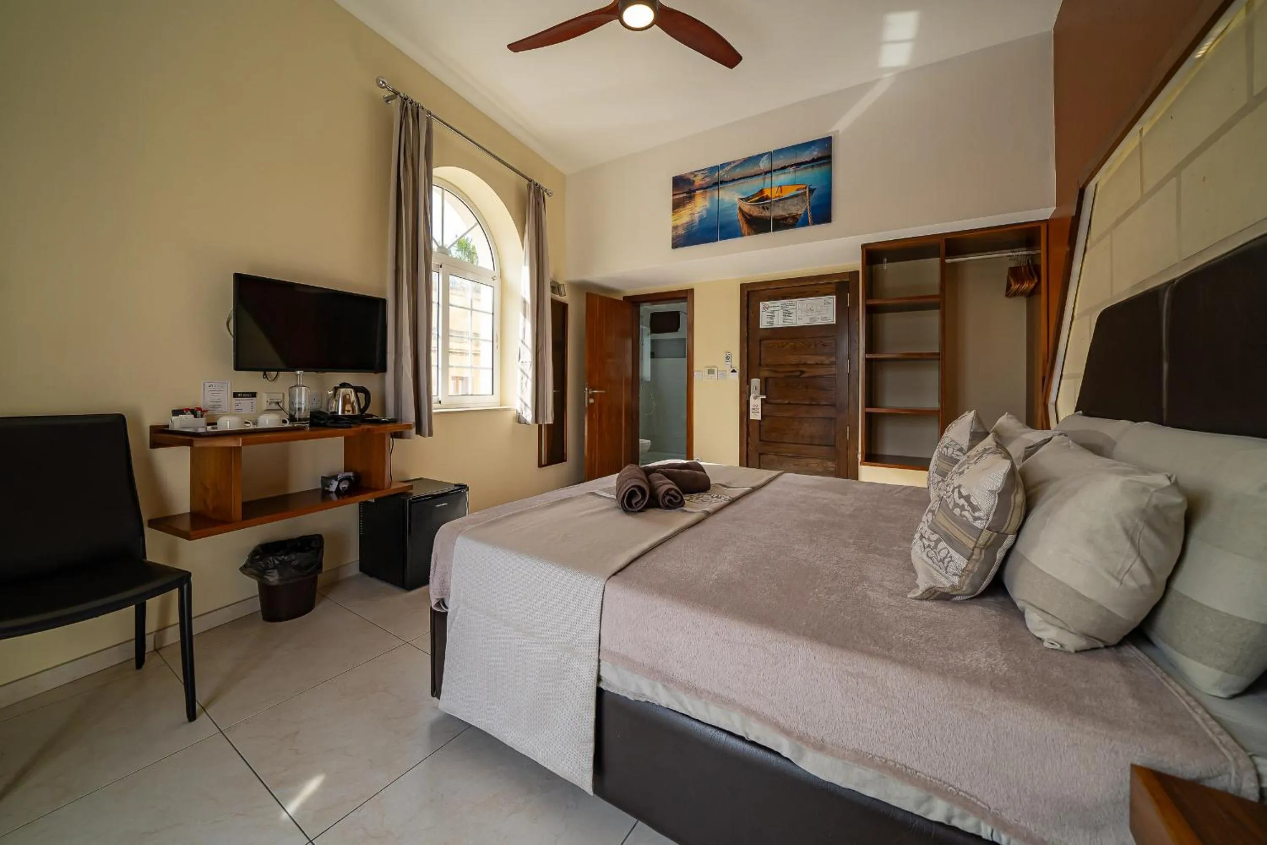 Photo of the whole room, Bed in Il-Logga Boutique Hotel