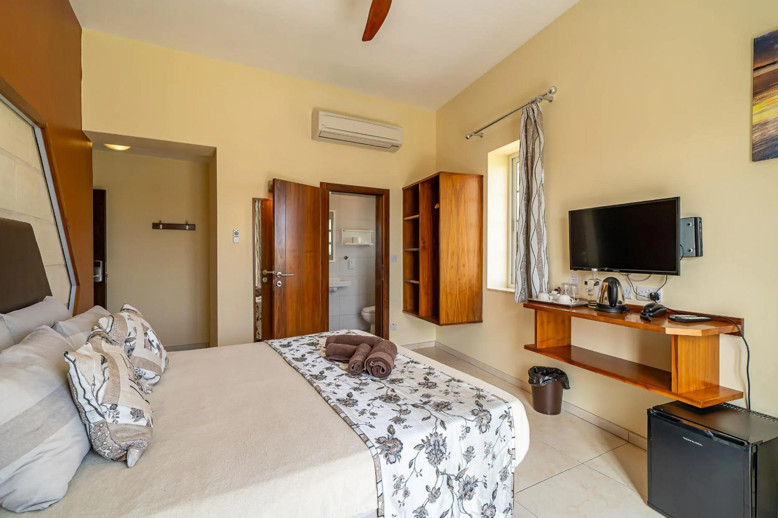 Photo of the whole room, Bed in Il-Logga Boutique Hotel