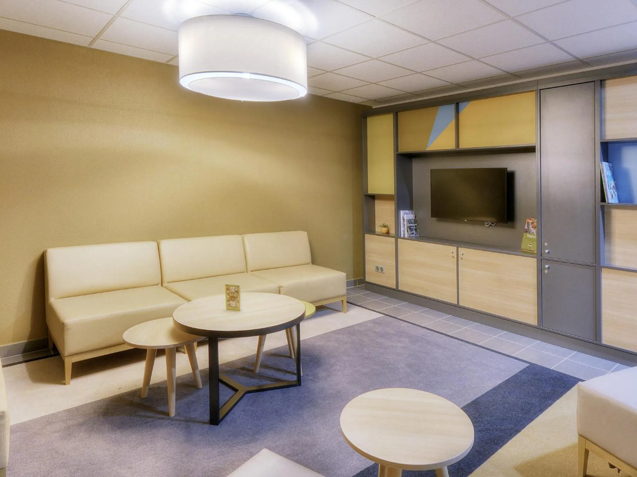 Lounge or bar in B&B HOTEL Marseille Les Ports