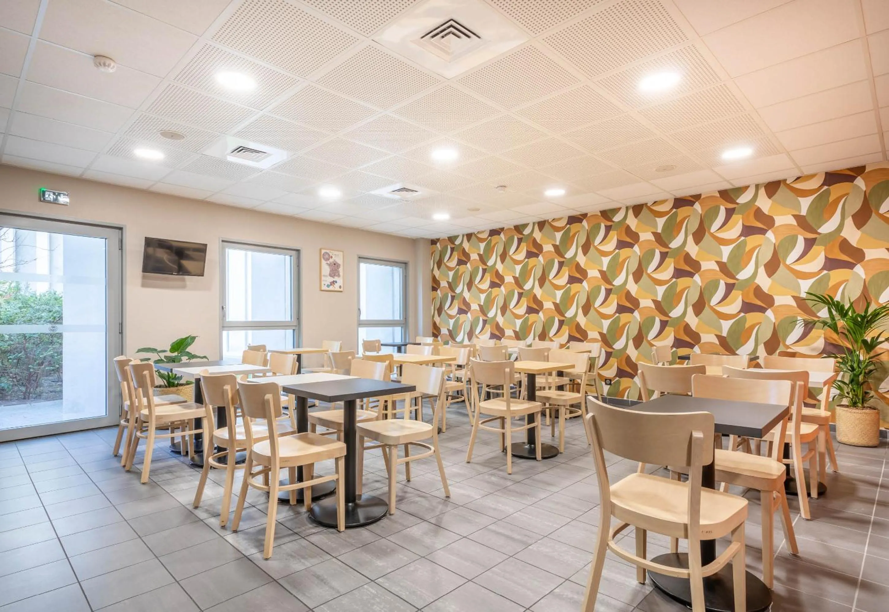 Restaurant/places to eat in B&B HOTEL Marseille Les Ports