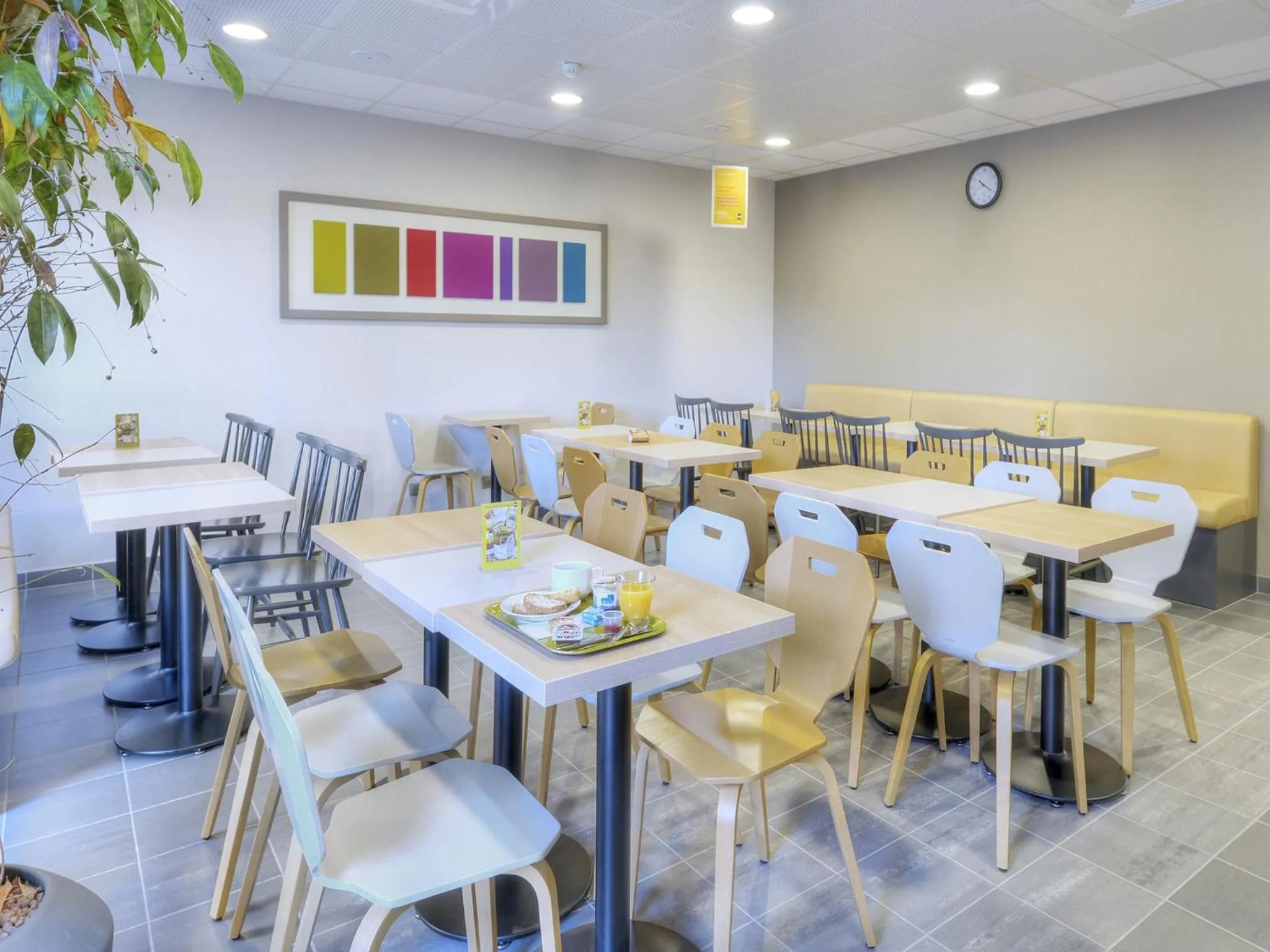 Restaurant/places to eat in B&B HOTEL Marseille Les Ports