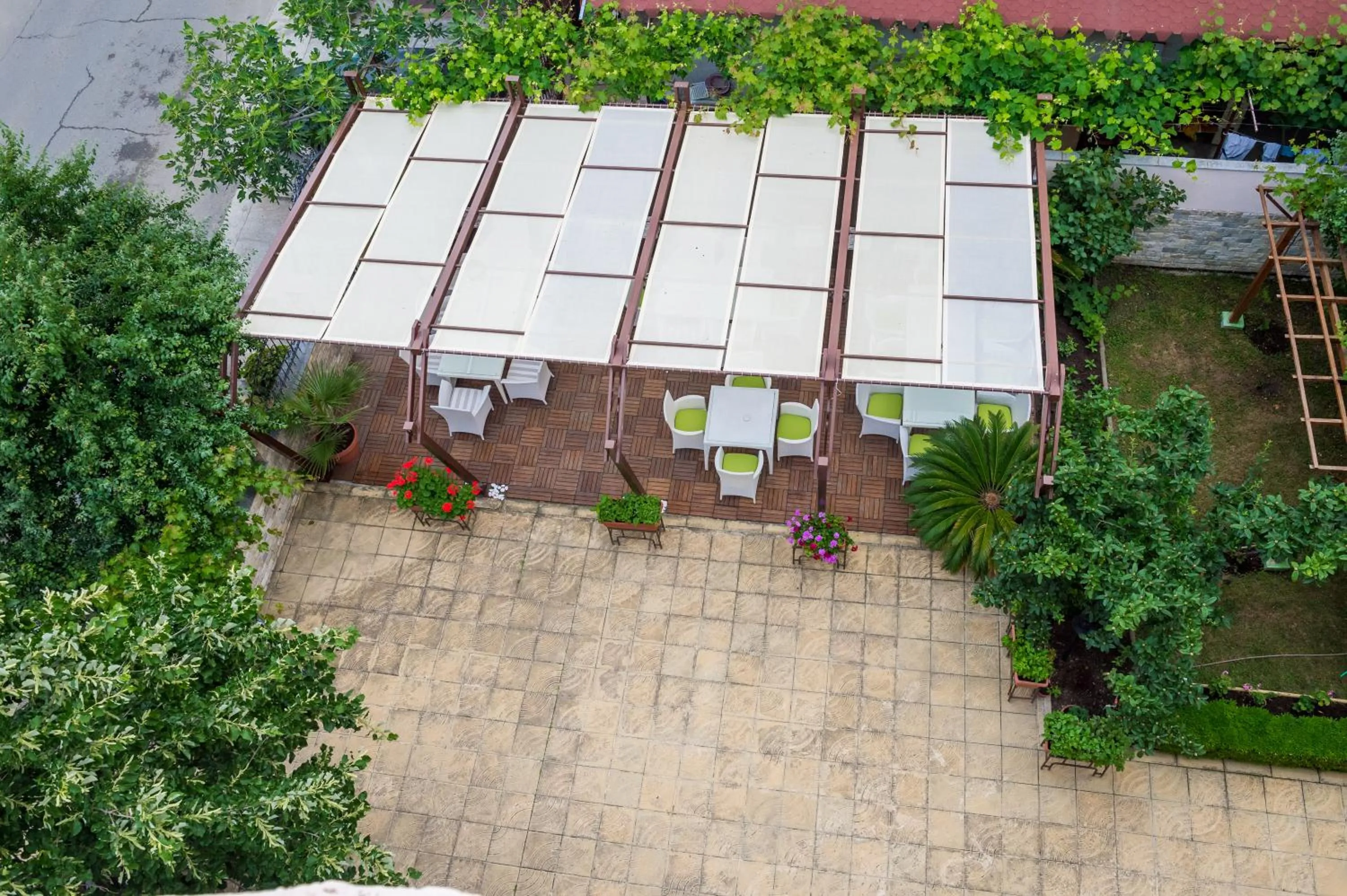 Restaurant/places to eat in Hotel Central