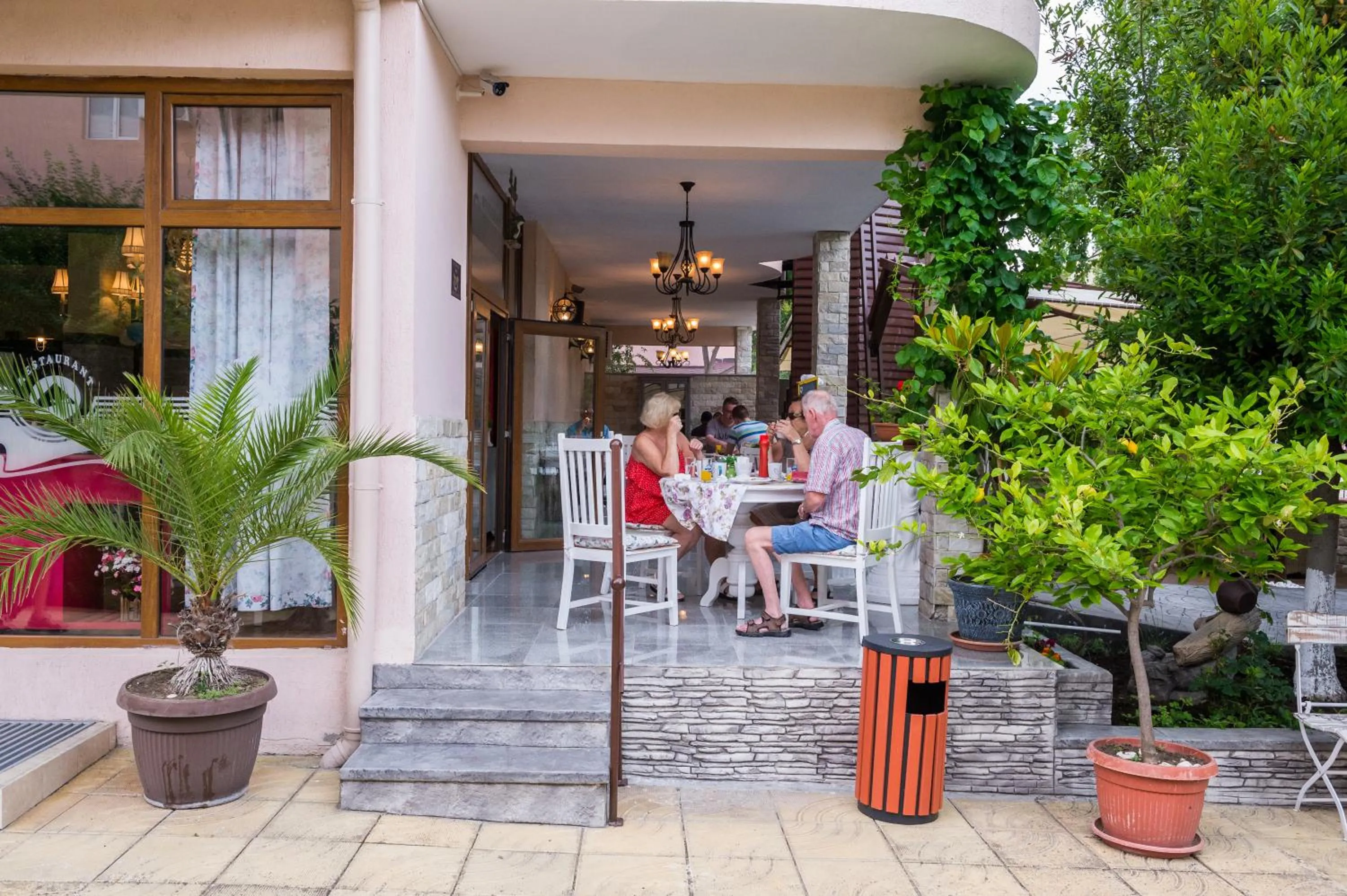 Restaurant/places to eat in Hotel Central