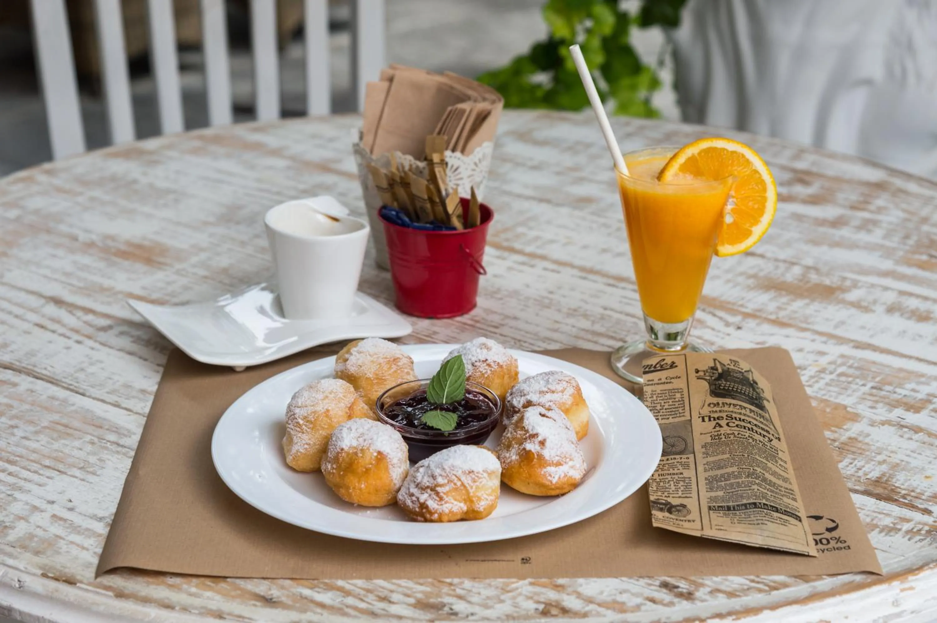 Restaurant/places to eat in Hotel Central