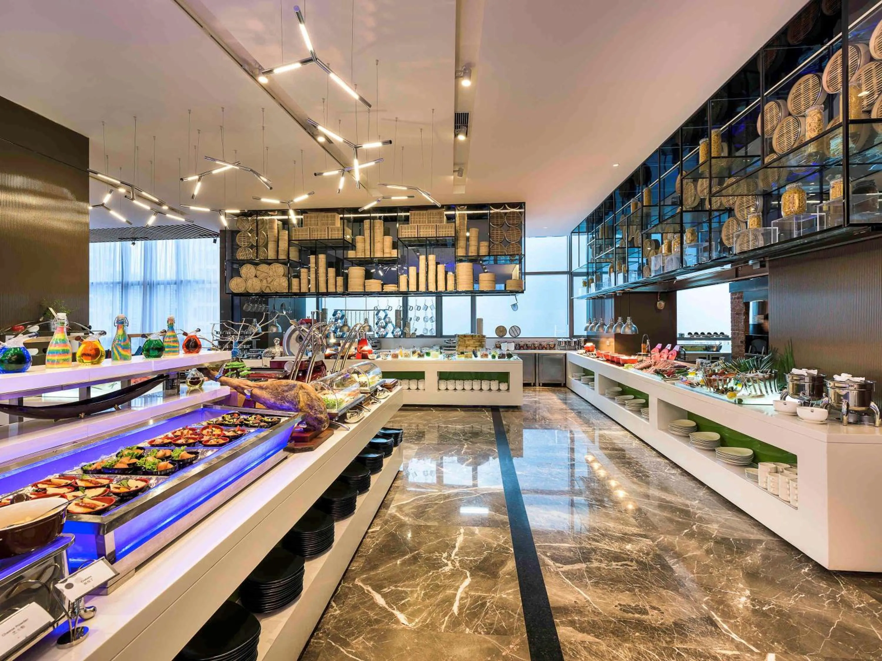 Restaurant/places to eat, Swimming Pool in Novotel Xi'an SCPG