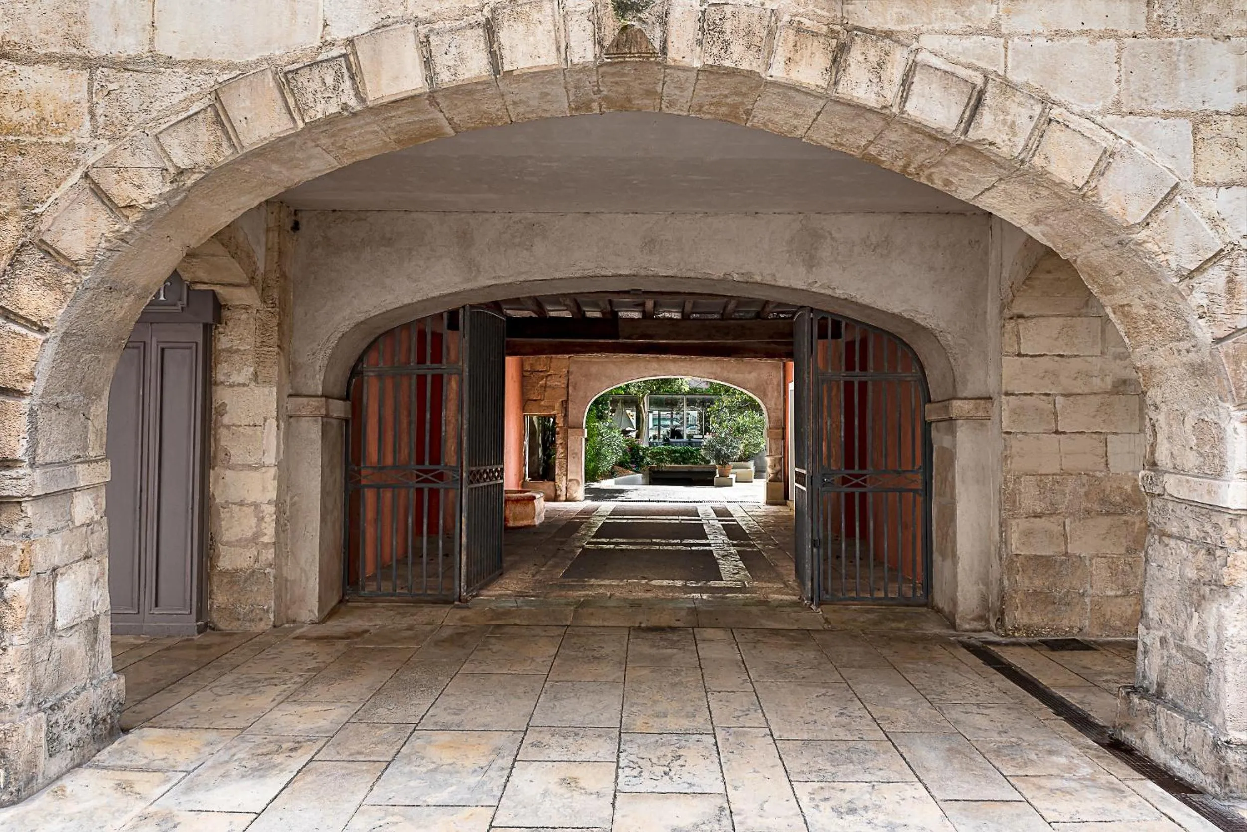 Property building in Maison des Ambassadeurs