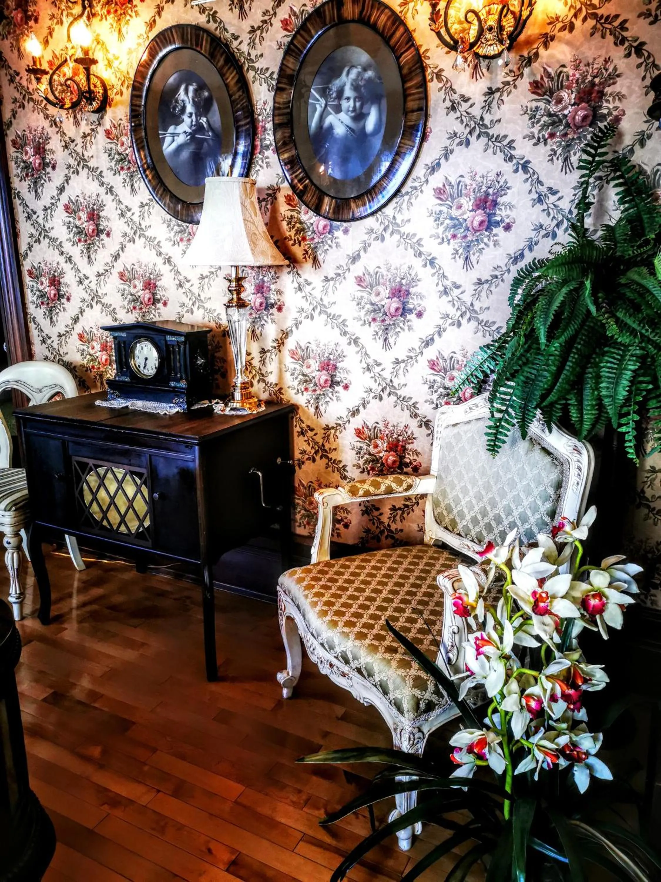 Seating area in Auberge J.A Moisan