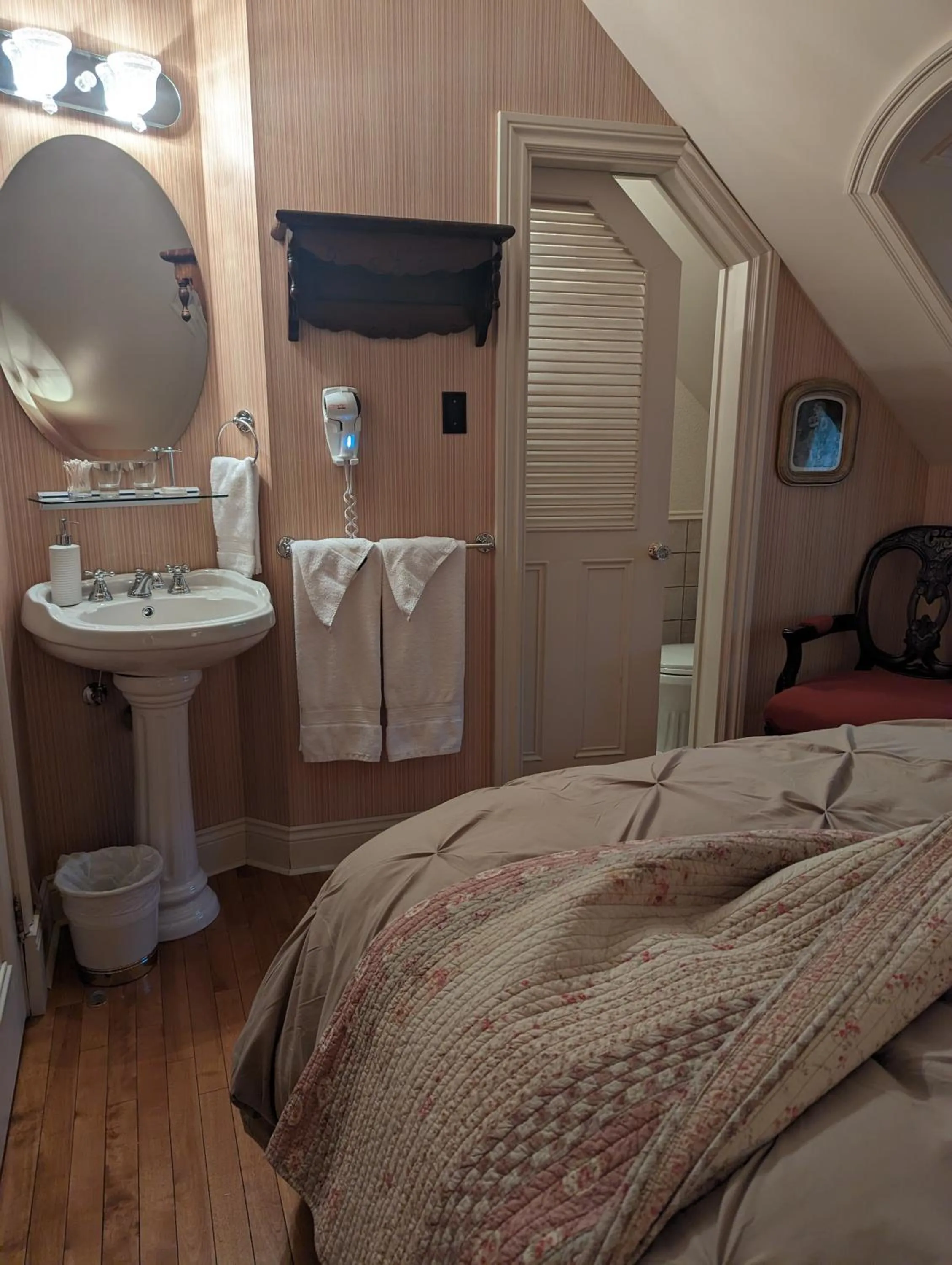 Bedroom, Bed in Auberge J.A Moisan