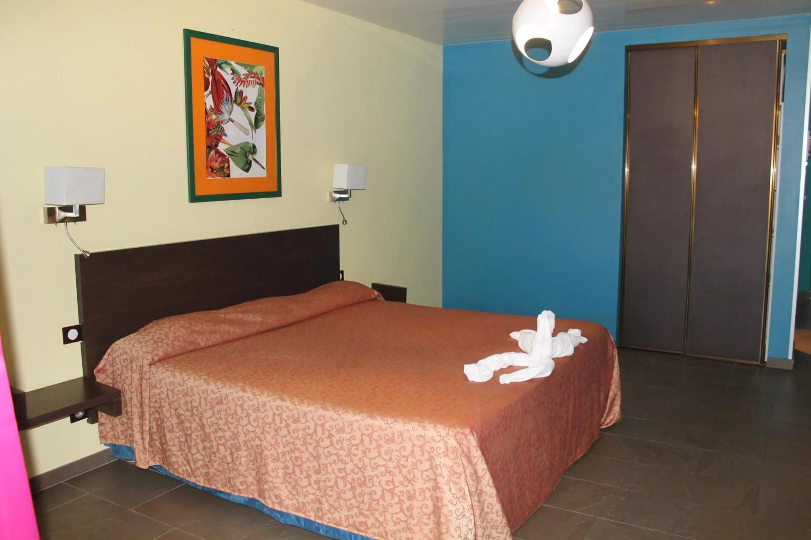 Photo of the whole room, Bed in Hotel L'ebene Verte