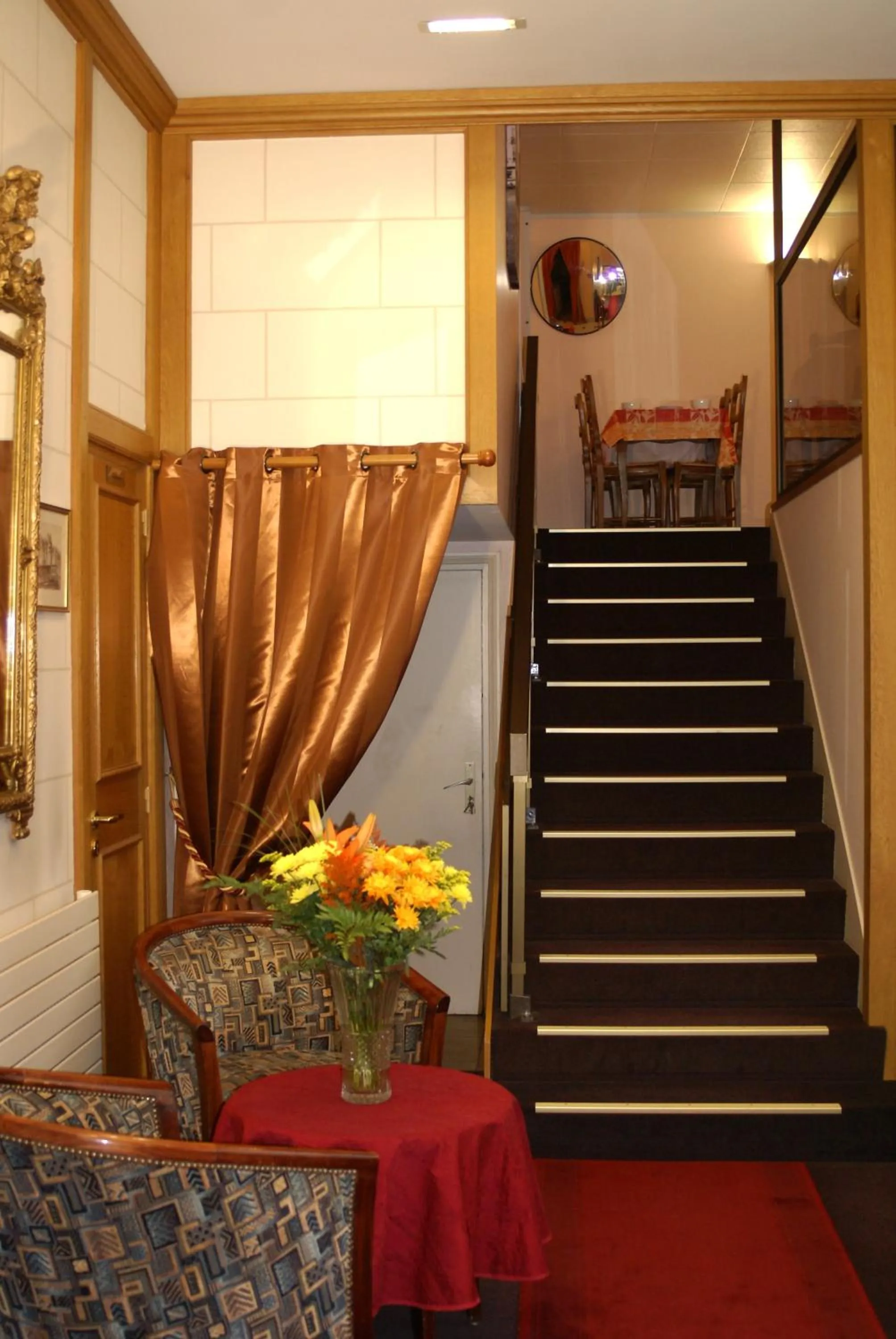 Lobby or reception in Logis Hôtel Des Châteaux De La Loire