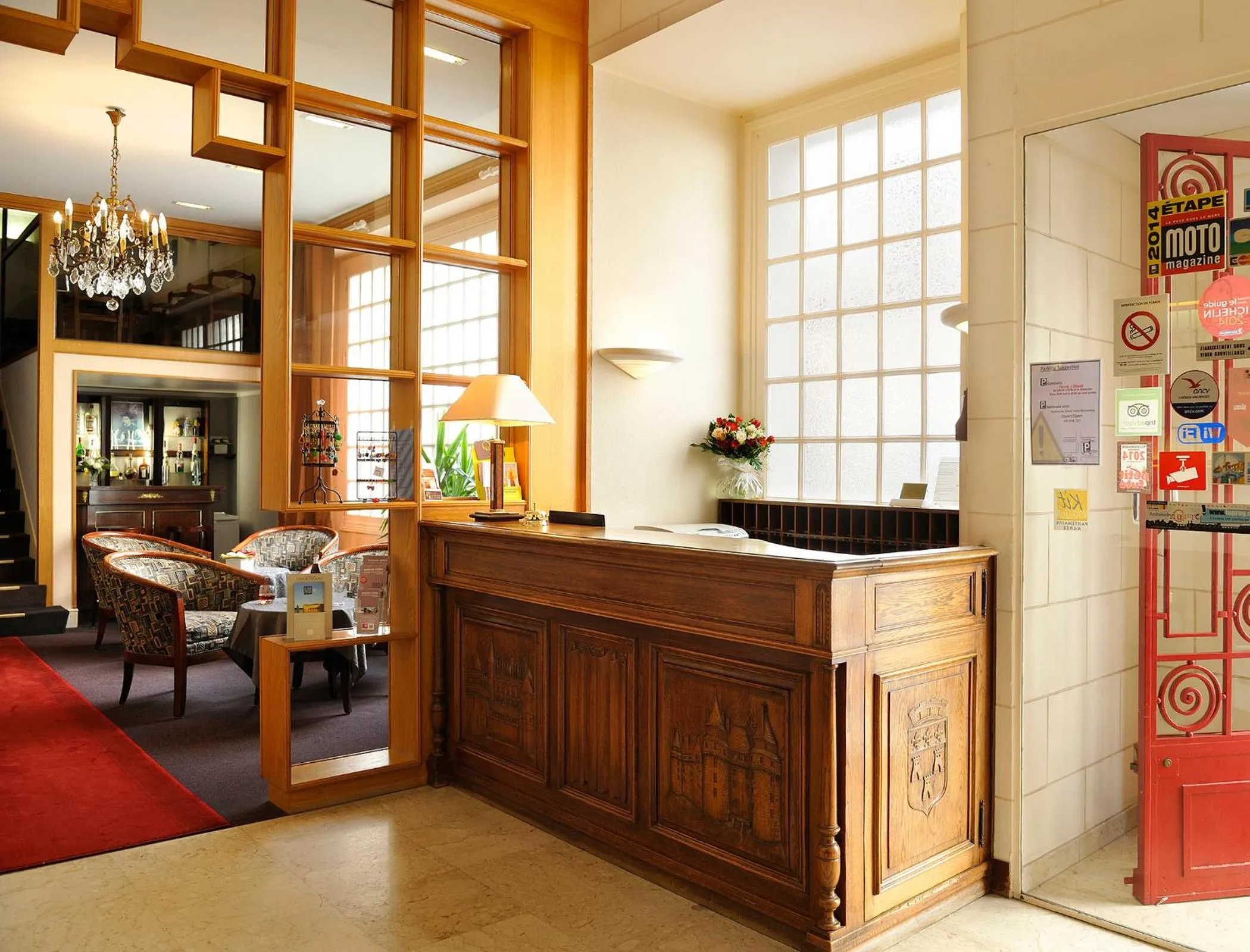 Staff in Logis Hôtel Des Châteaux De La Loire