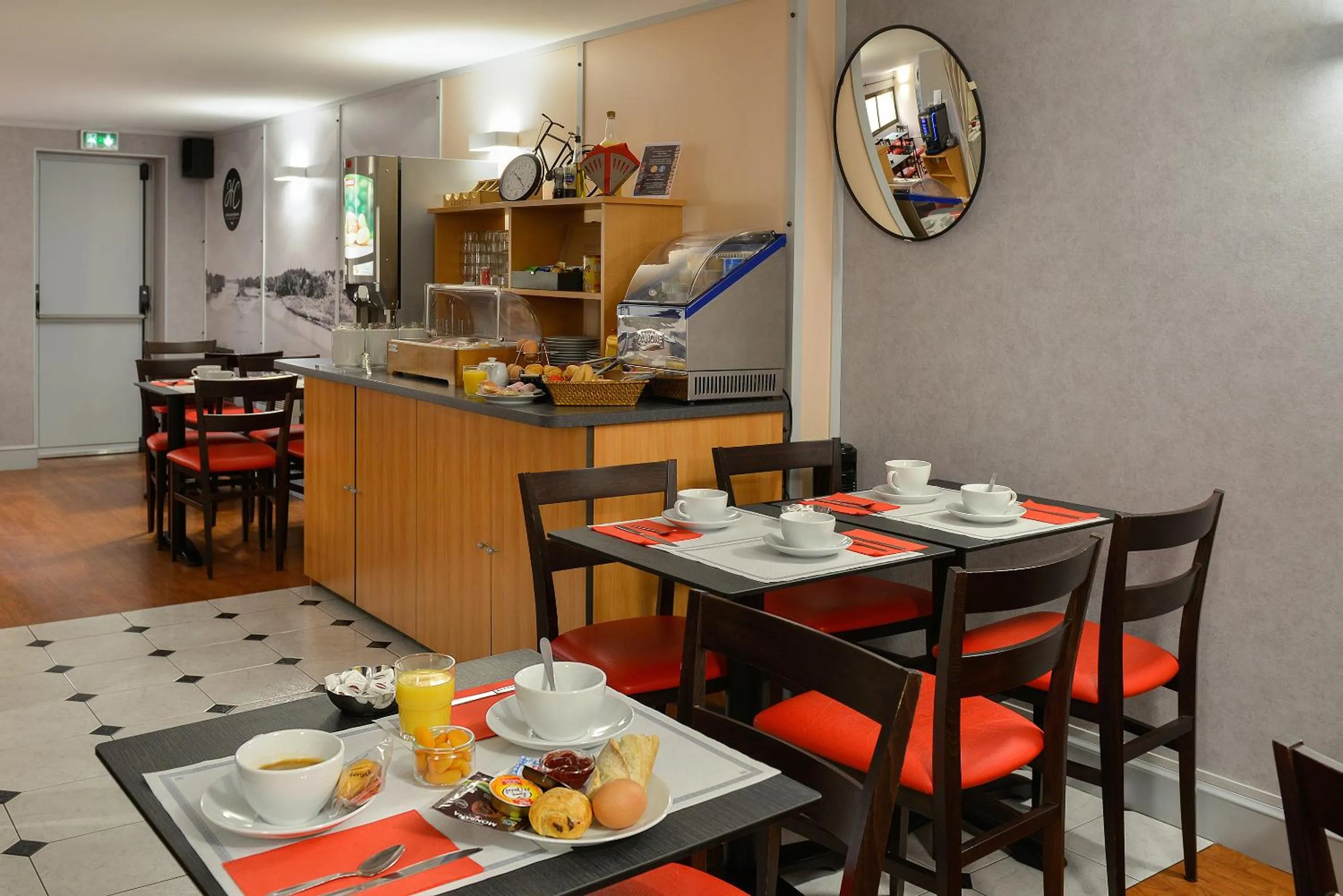 Buffet breakfast in Logis Hôtel Des Châteaux De La Loire