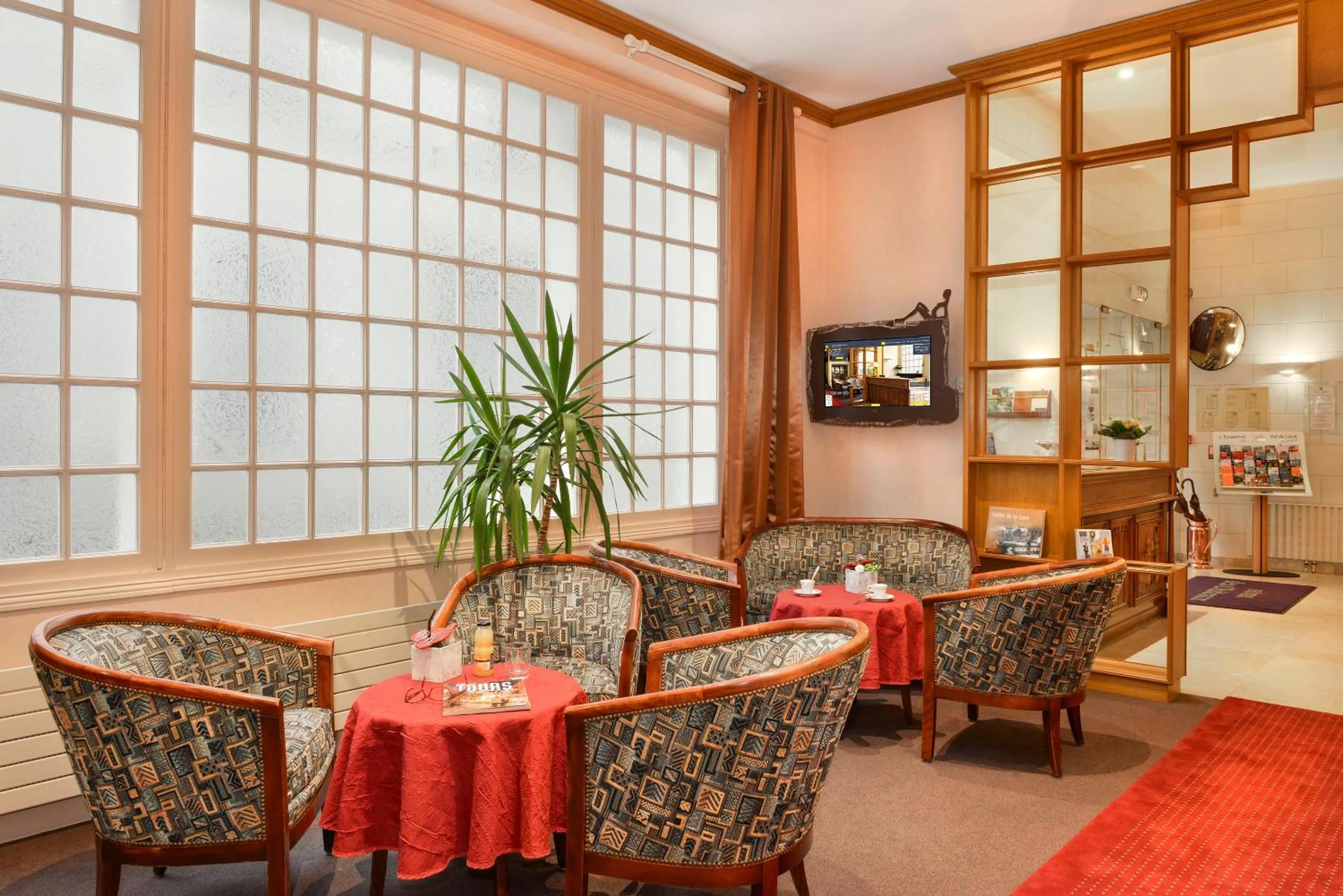 Living room in Logis Hôtel Des Châteaux De La Loire