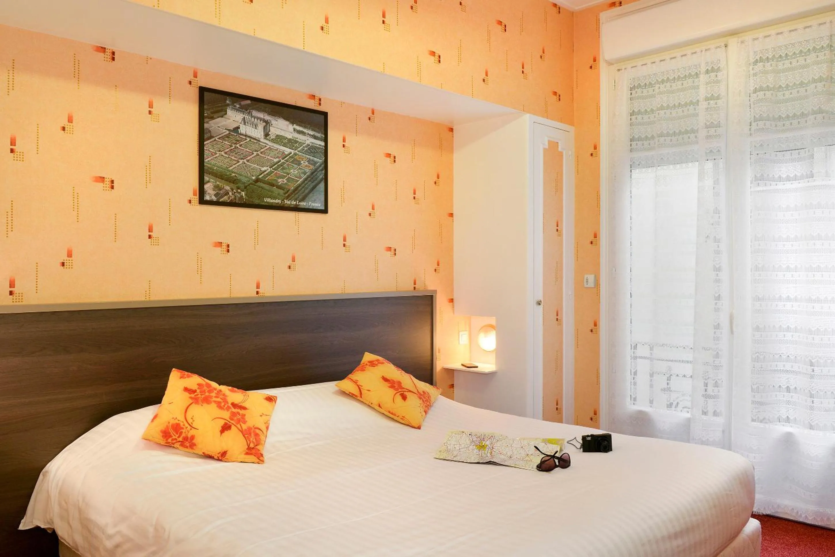 Toilet, Bed in Logis Hôtel Des Châteaux De La Loire