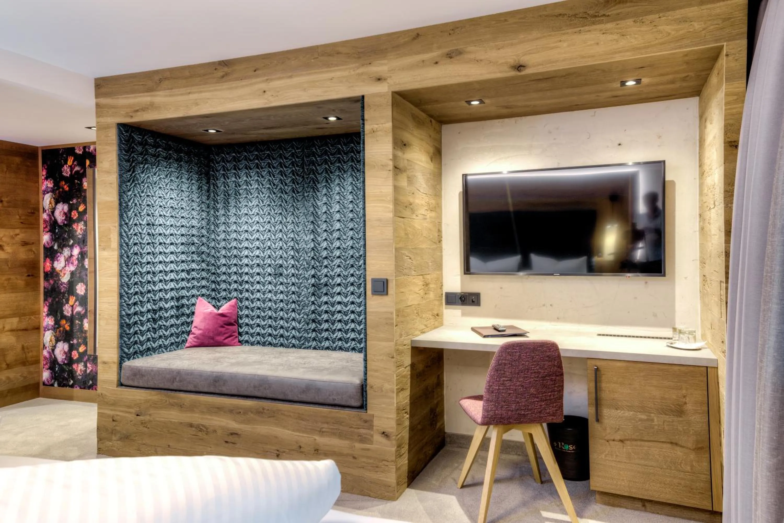 Seating area, Bed in Hotel Rose