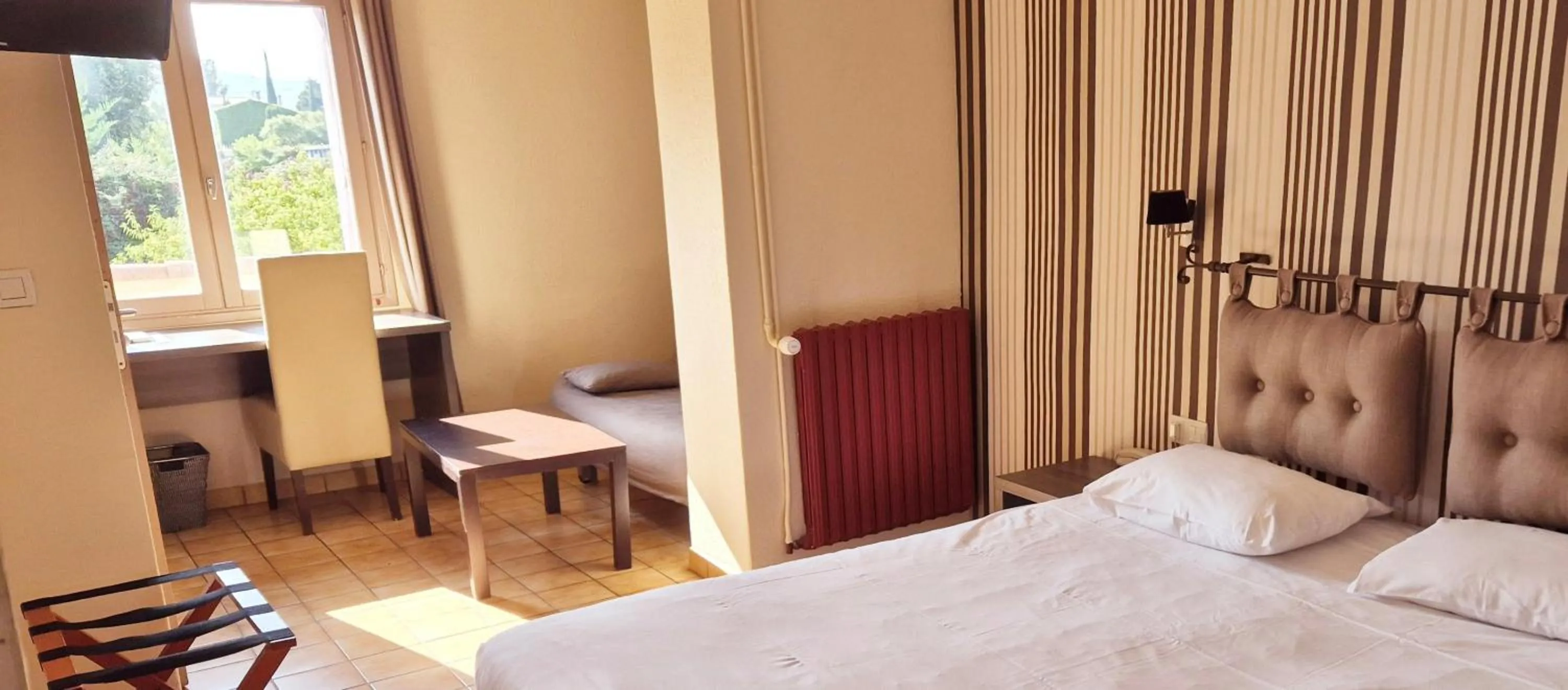 Bedroom, Bed in Logis Hôtel Le Mistral - Restaurant - Montélimar Sud