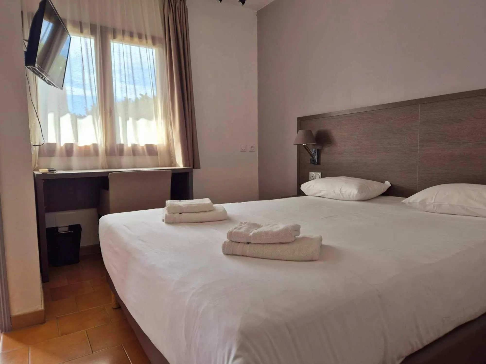 TV and multimedia, Bed in Logis Hôtel Le Mistral - Restaurant - Montélimar Sud