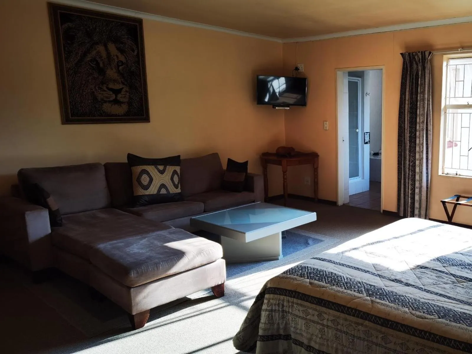 Seating area, Bed in Ipe Tombe Guest Lodge - Midrand