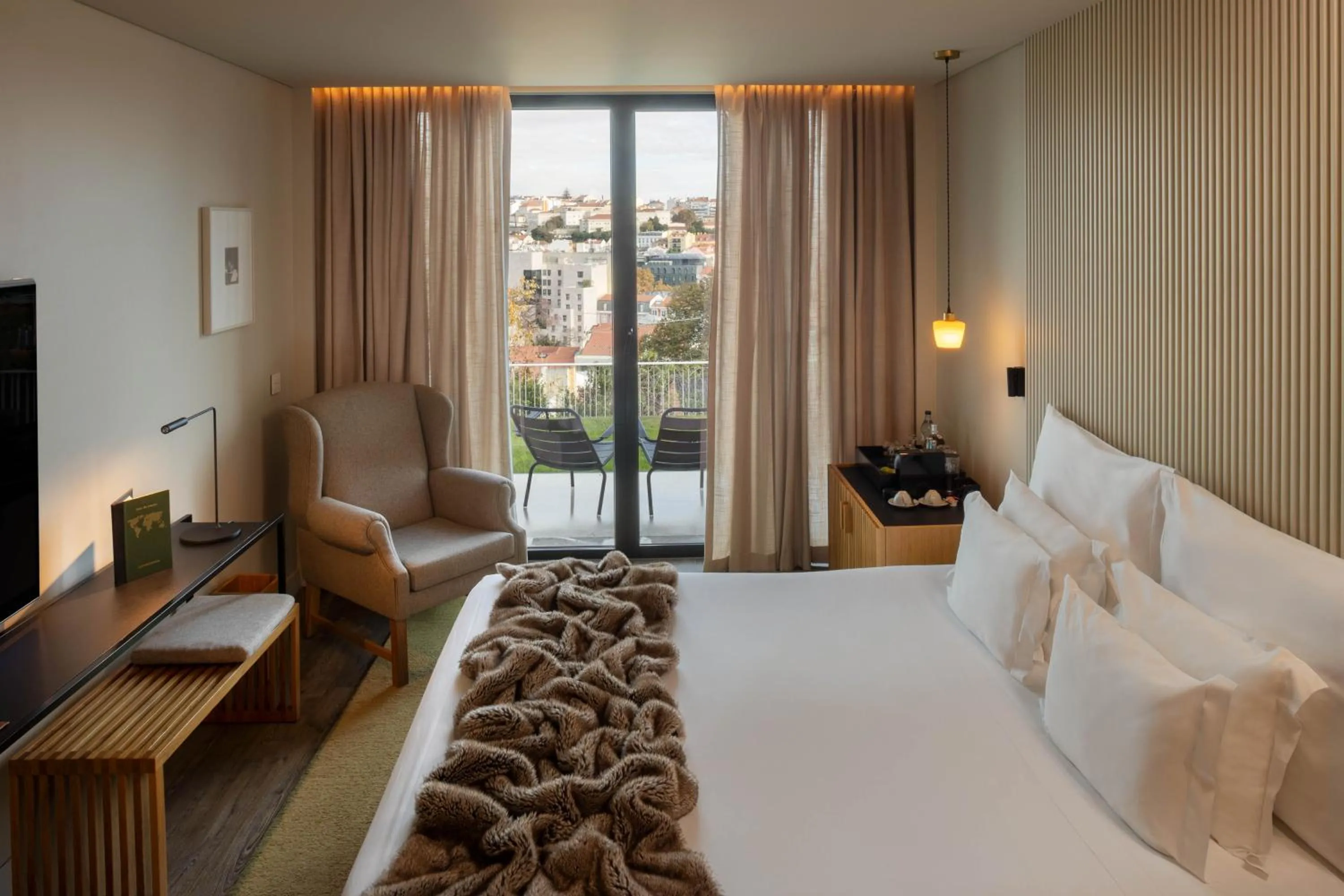 Bed in Memmo Príncipe Real, a Member of Design Hotels