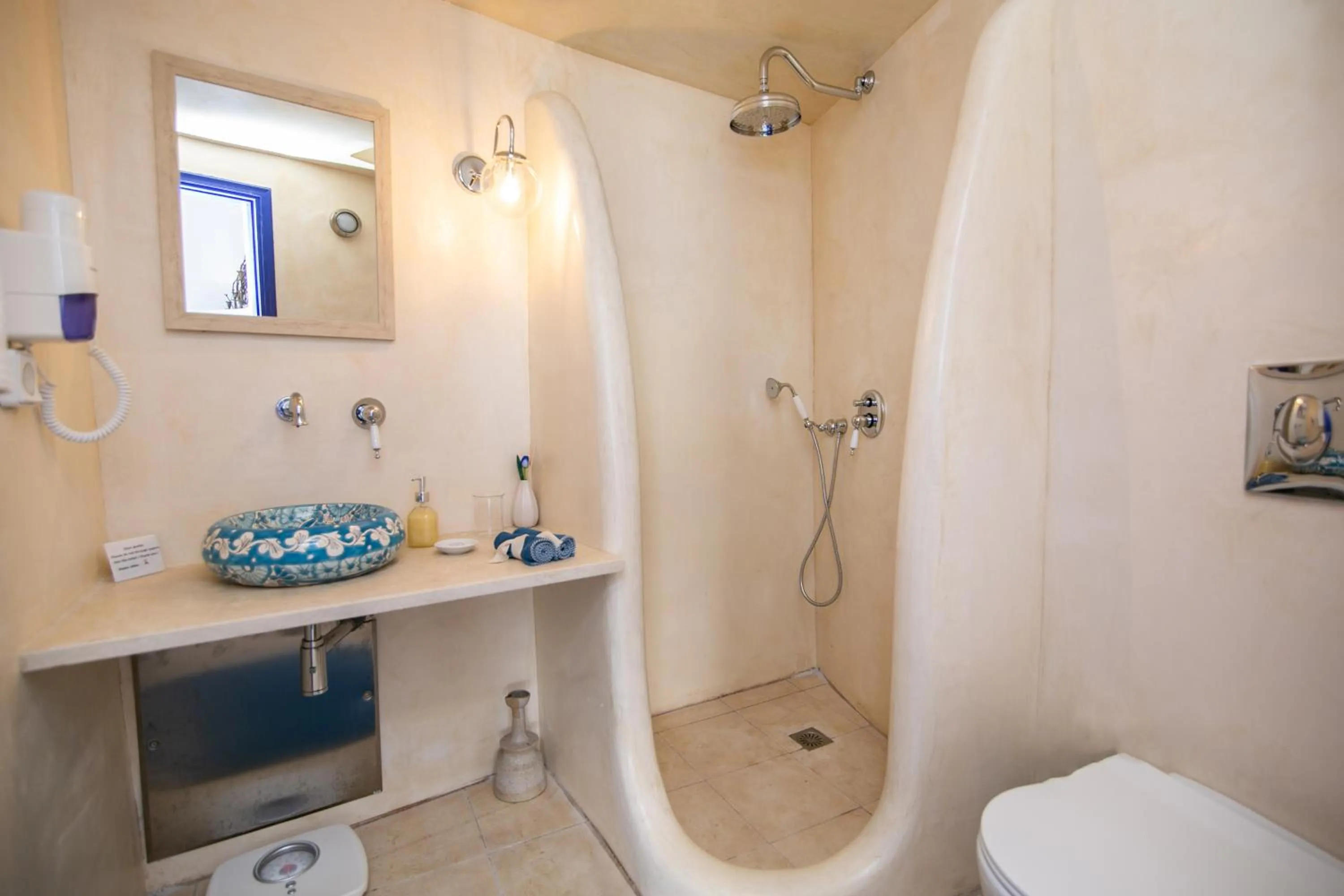 Shower in Ifestio Villas Oia