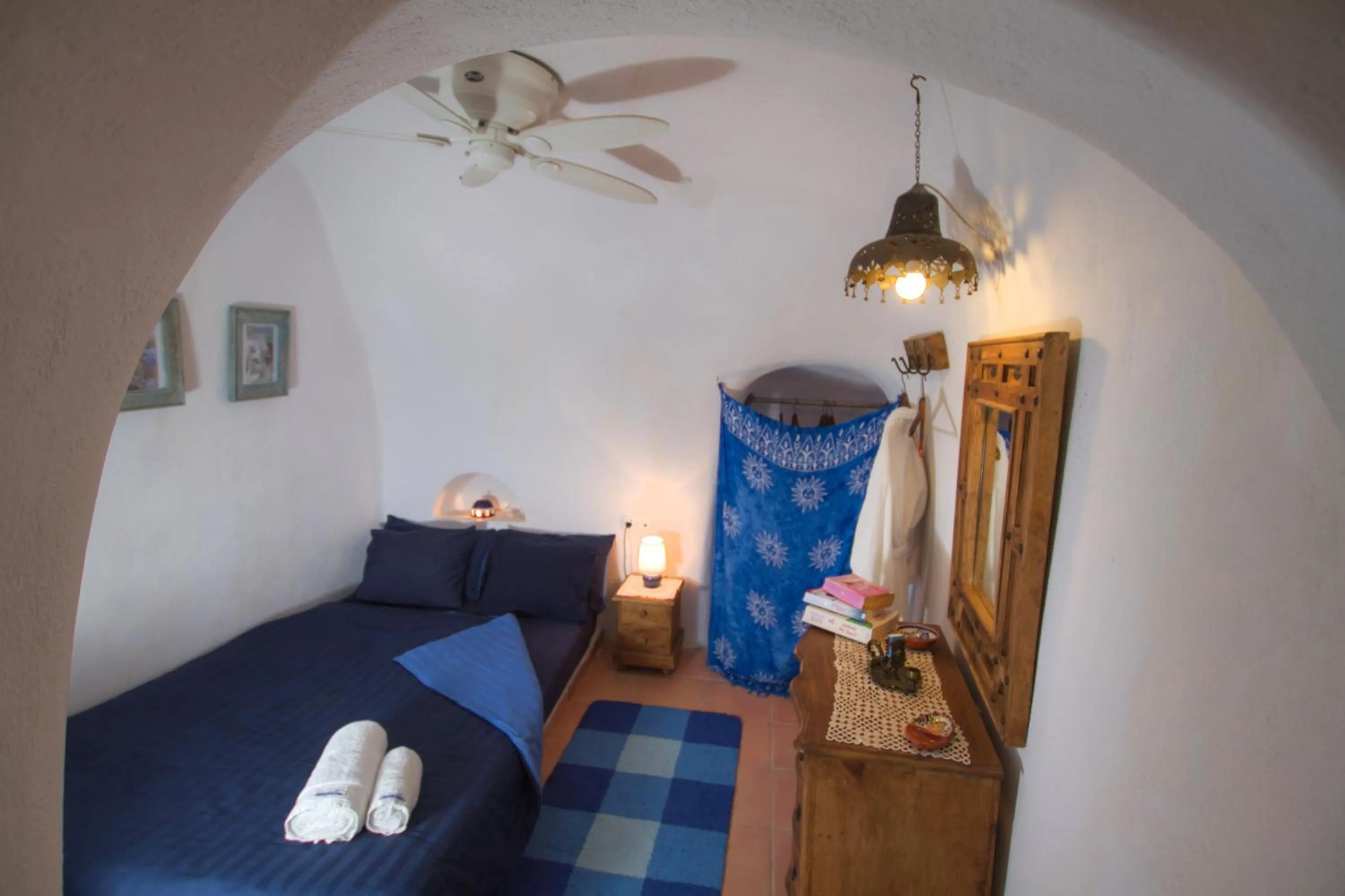 Photo of the whole room, Bed in Ifestio Villas Oia