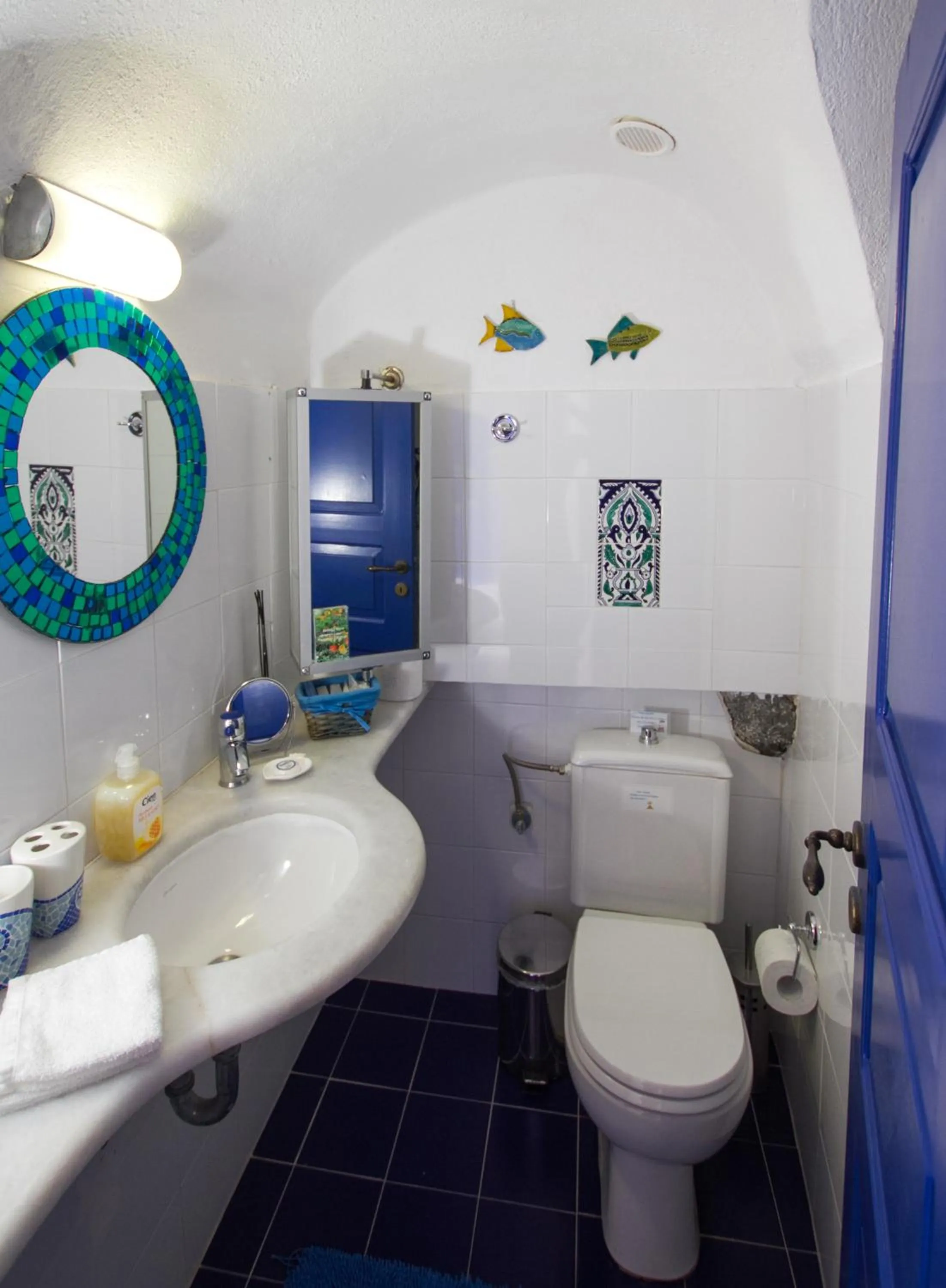 Toilet in Ifestio Villas Oia