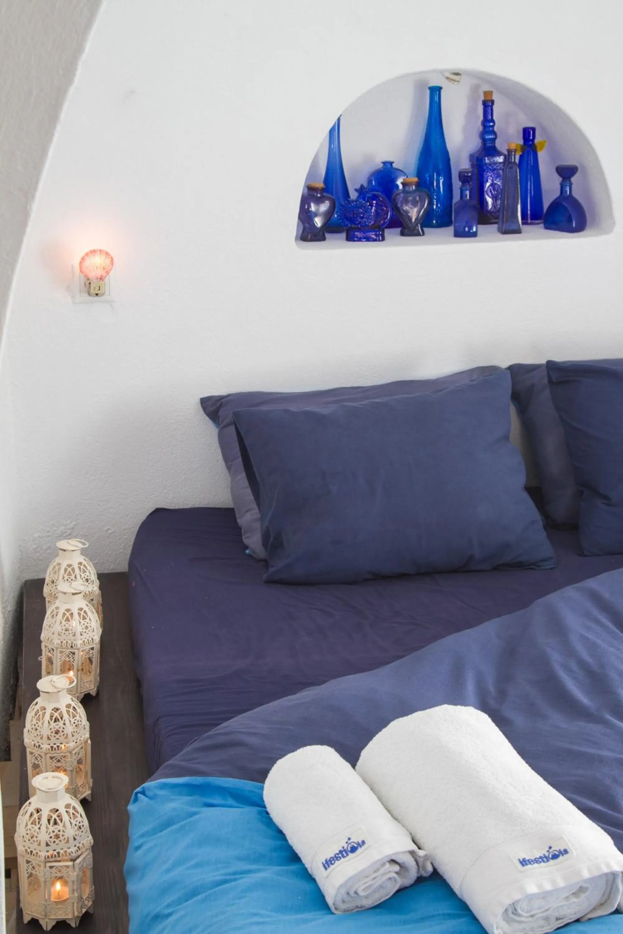 Decorative detail, Bed in Ifestio Villas Oia