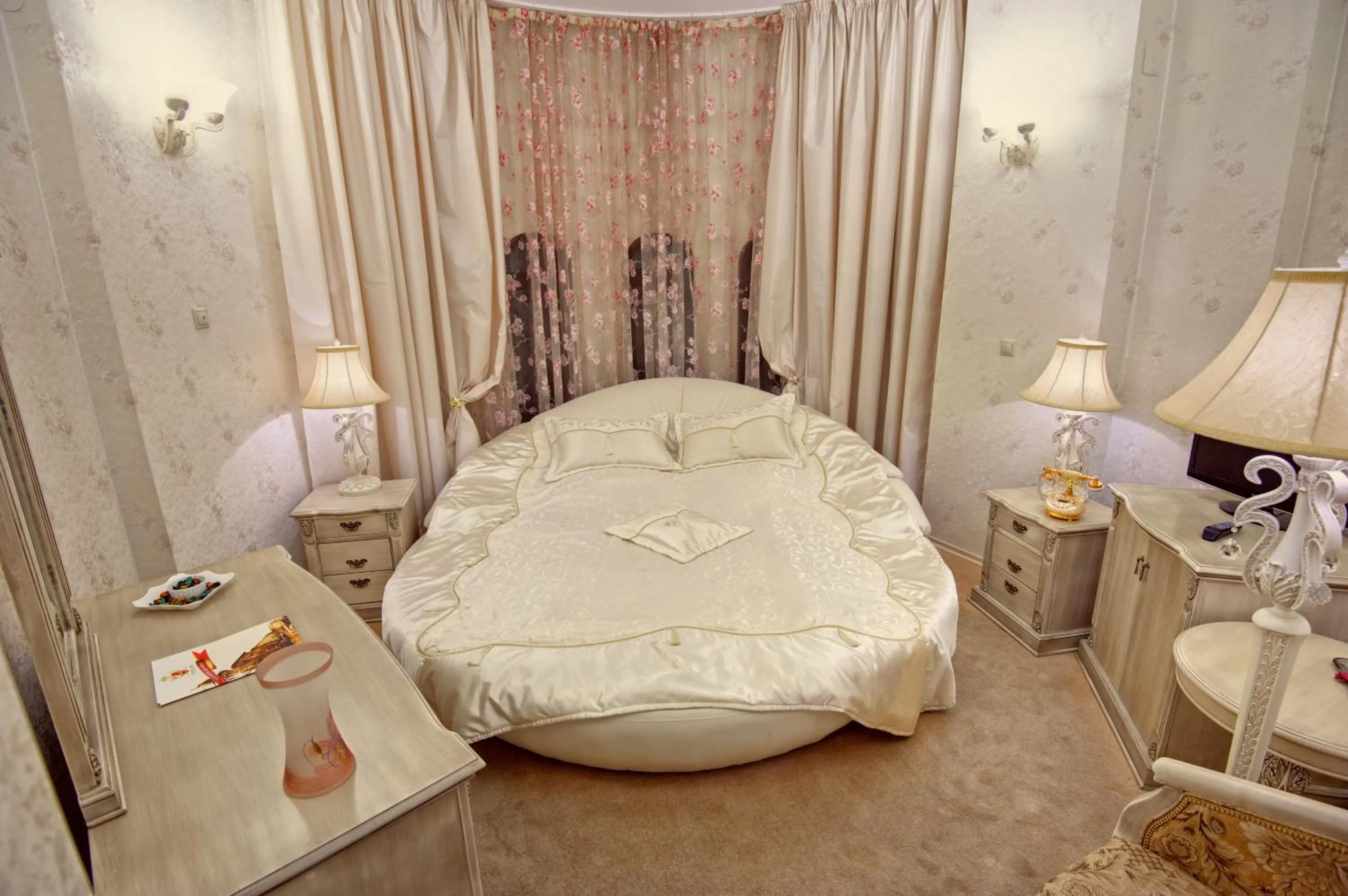 Photo of the whole room, Bed in Hotel Carol