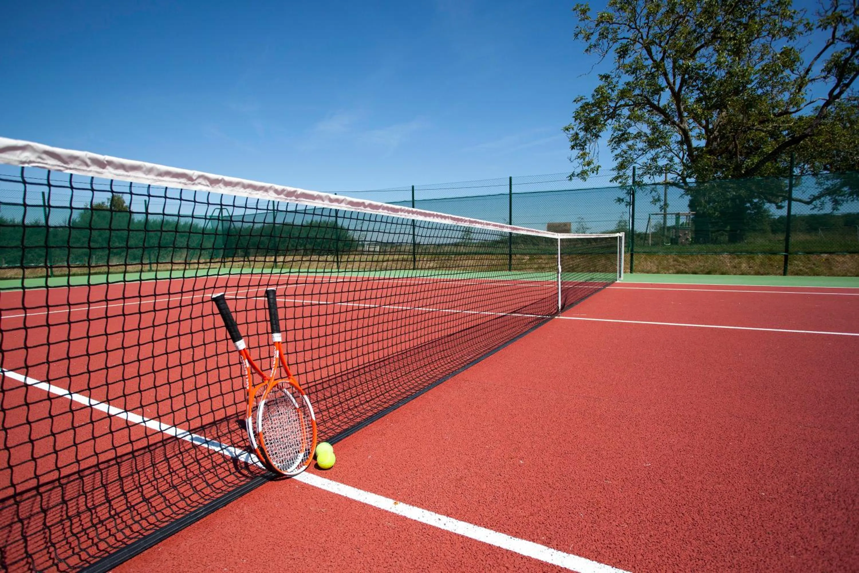 Tennis court in Logis Le Fleuray