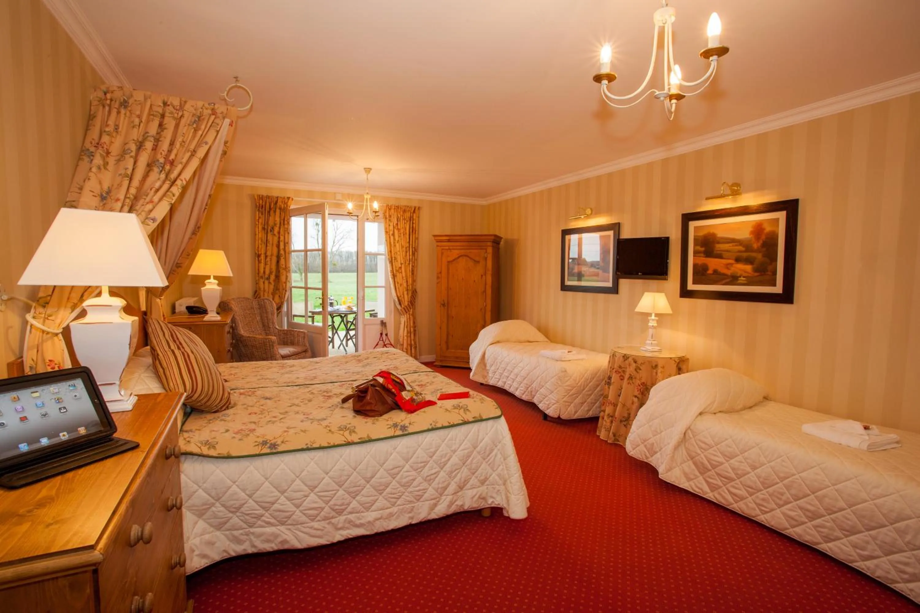 Bed in Logis Le Fleuray