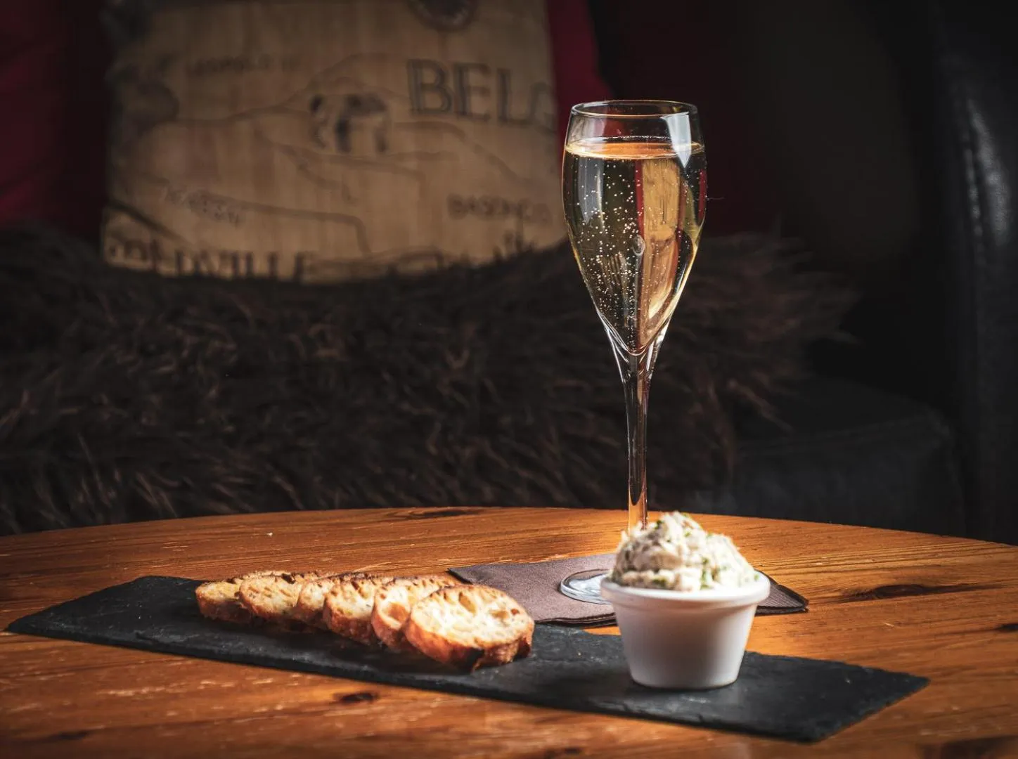 Lounge or bar in Logis Le Fleuray