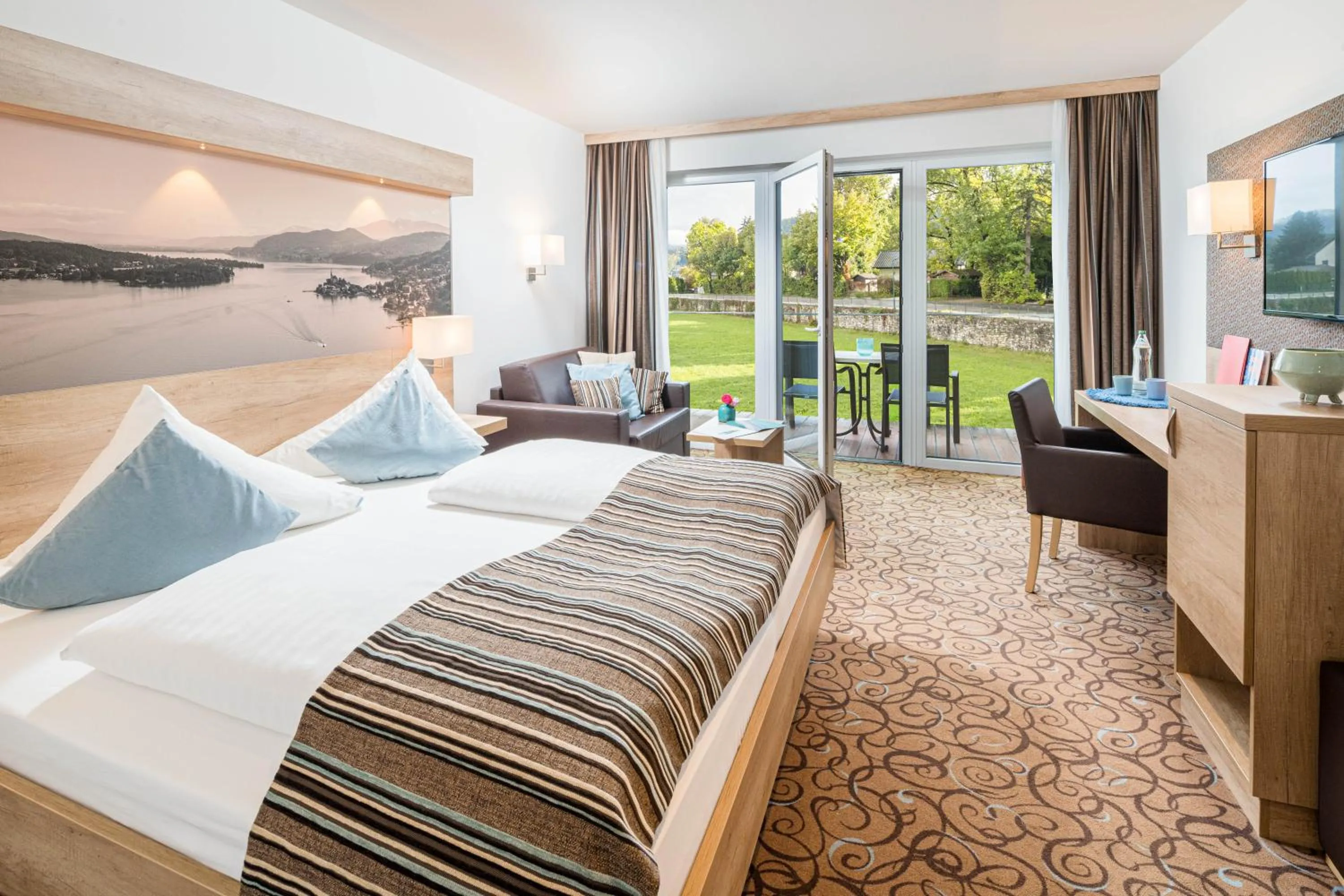 Photo of the whole room, Bed in Seehotel Das JO