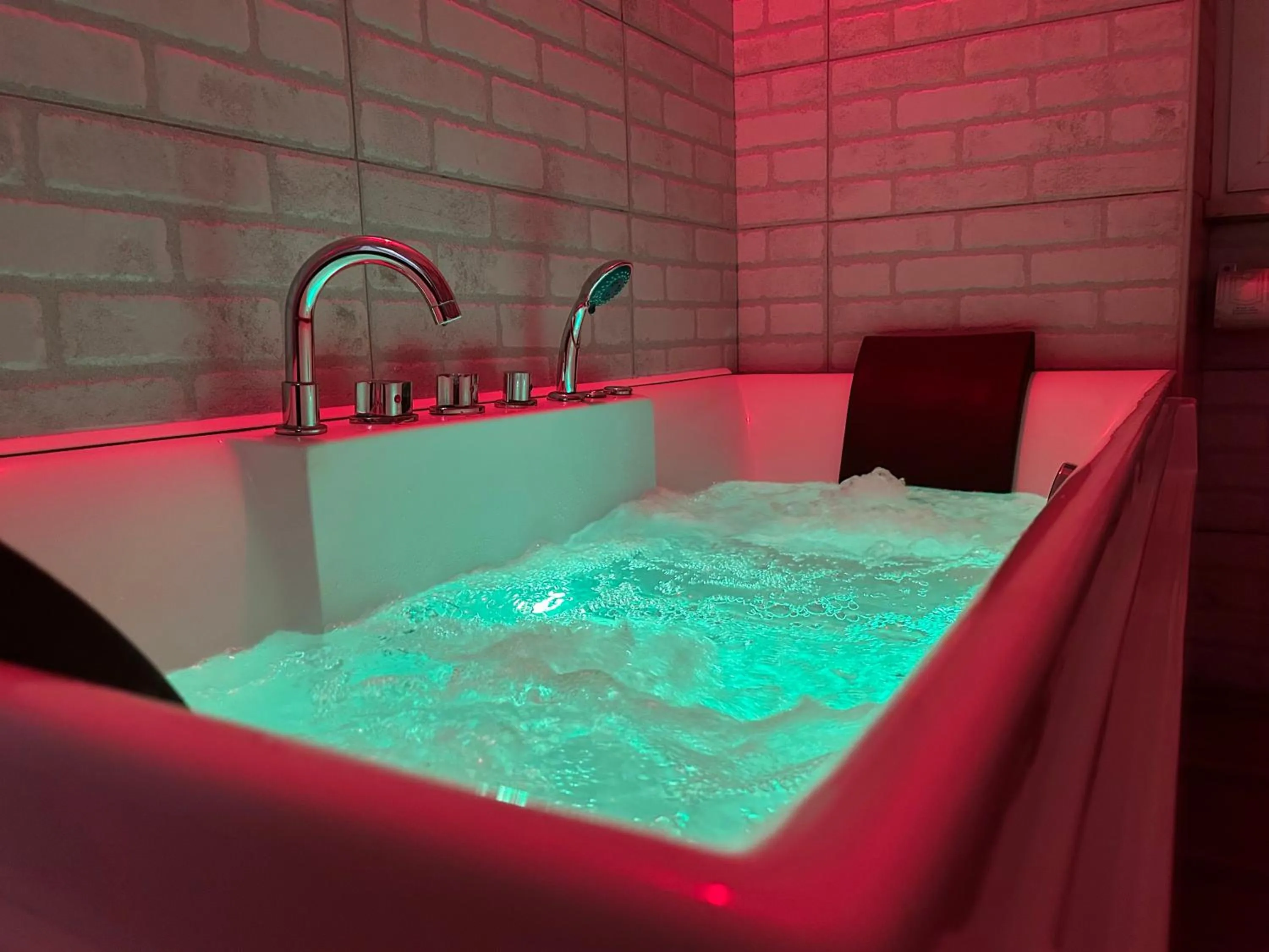 Hot Tub in Guest House Il Faraone