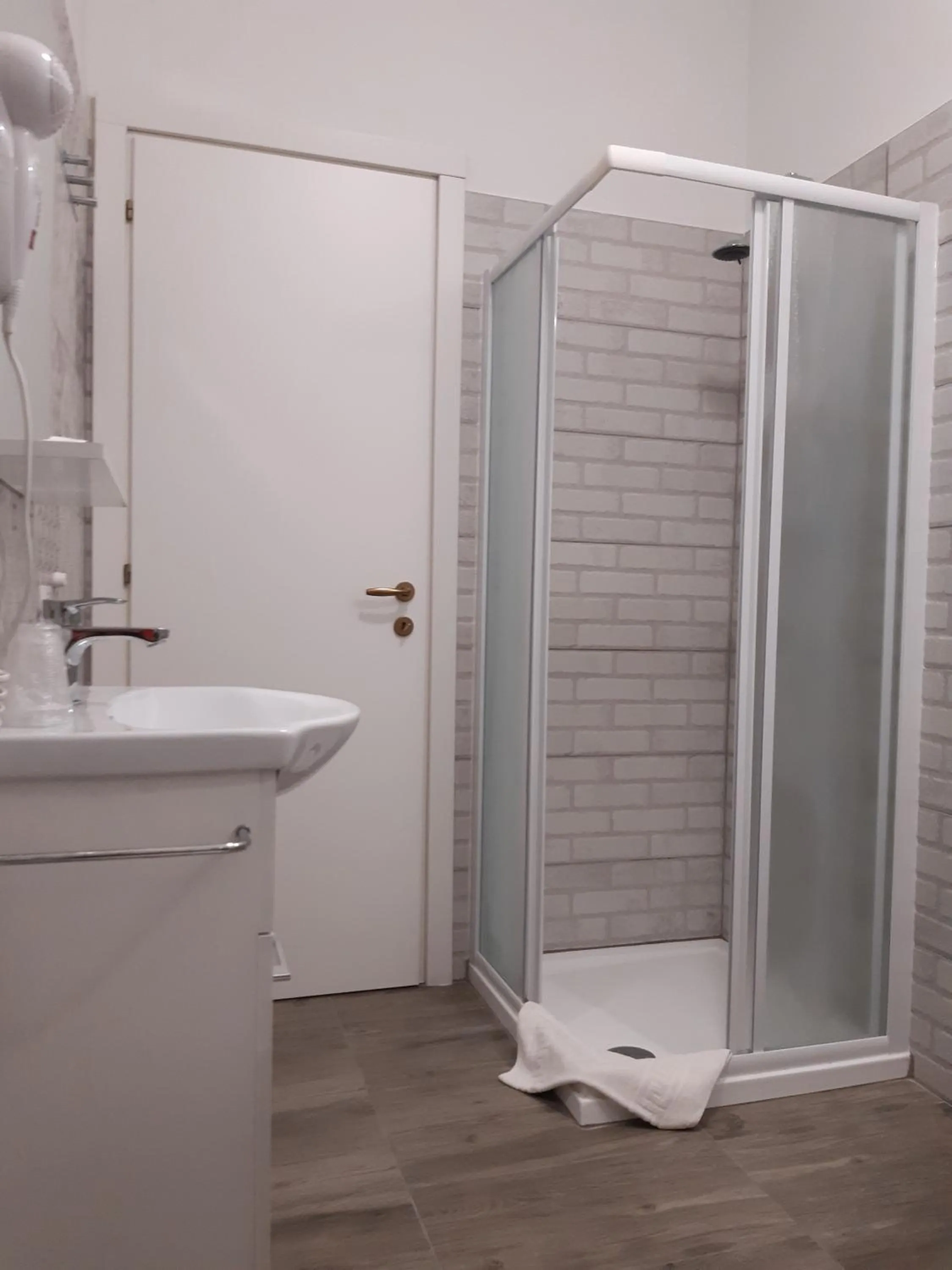 Shower in Guest House Il Faraone