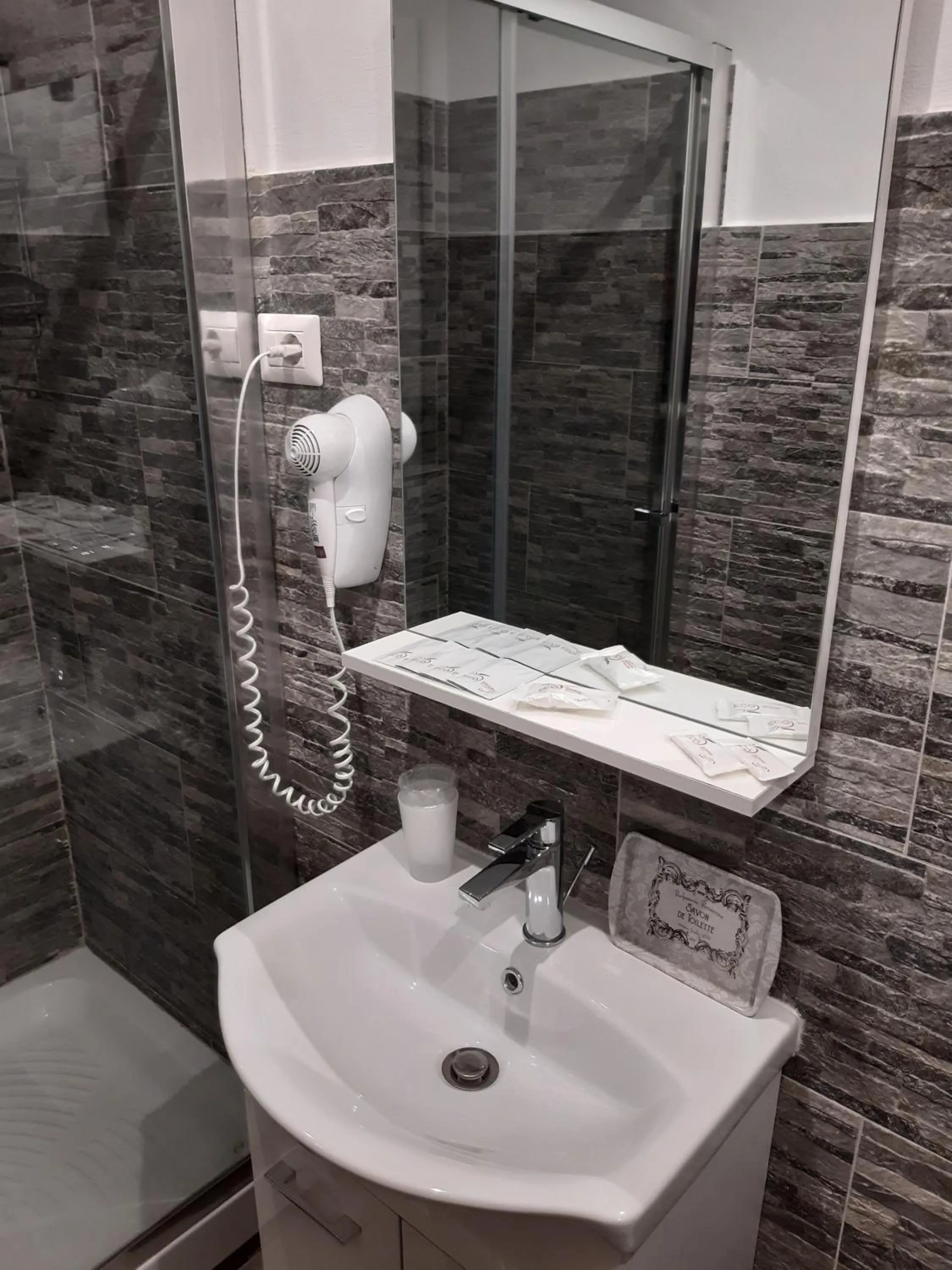 People in Guest House Il Faraone