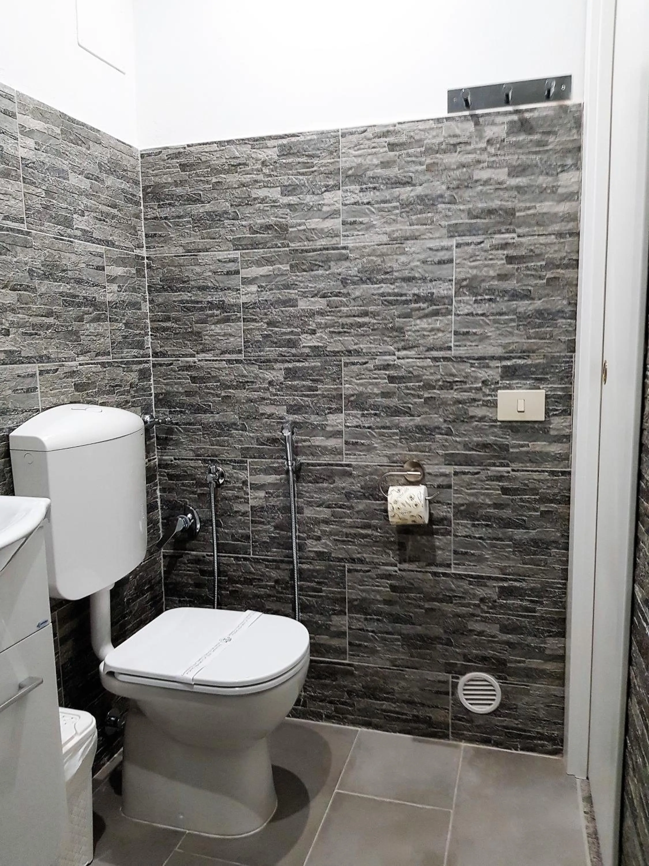 Toilet in Guest House Il Faraone