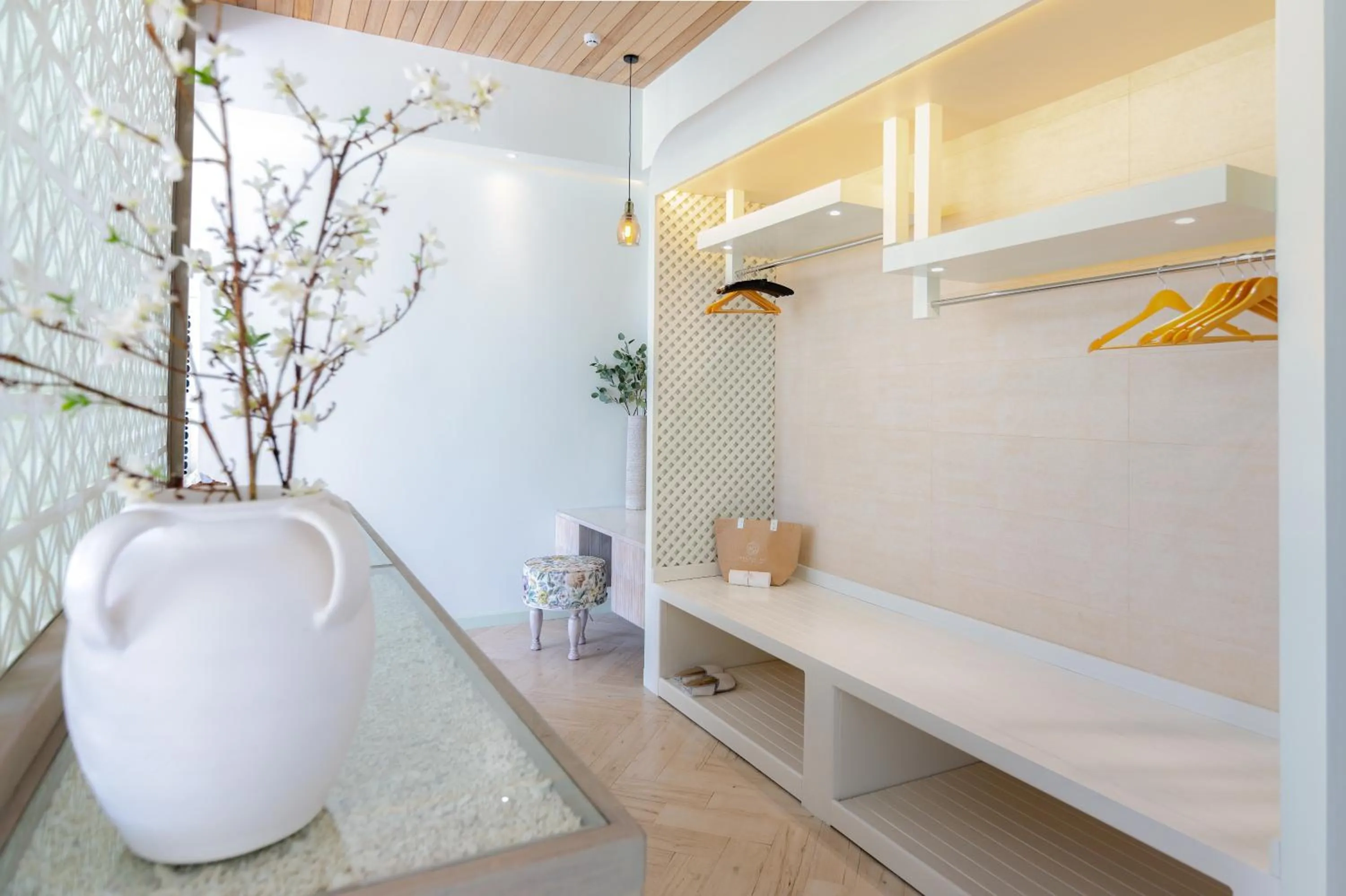 wardrobe in Malahini Kuda Bandos Resort