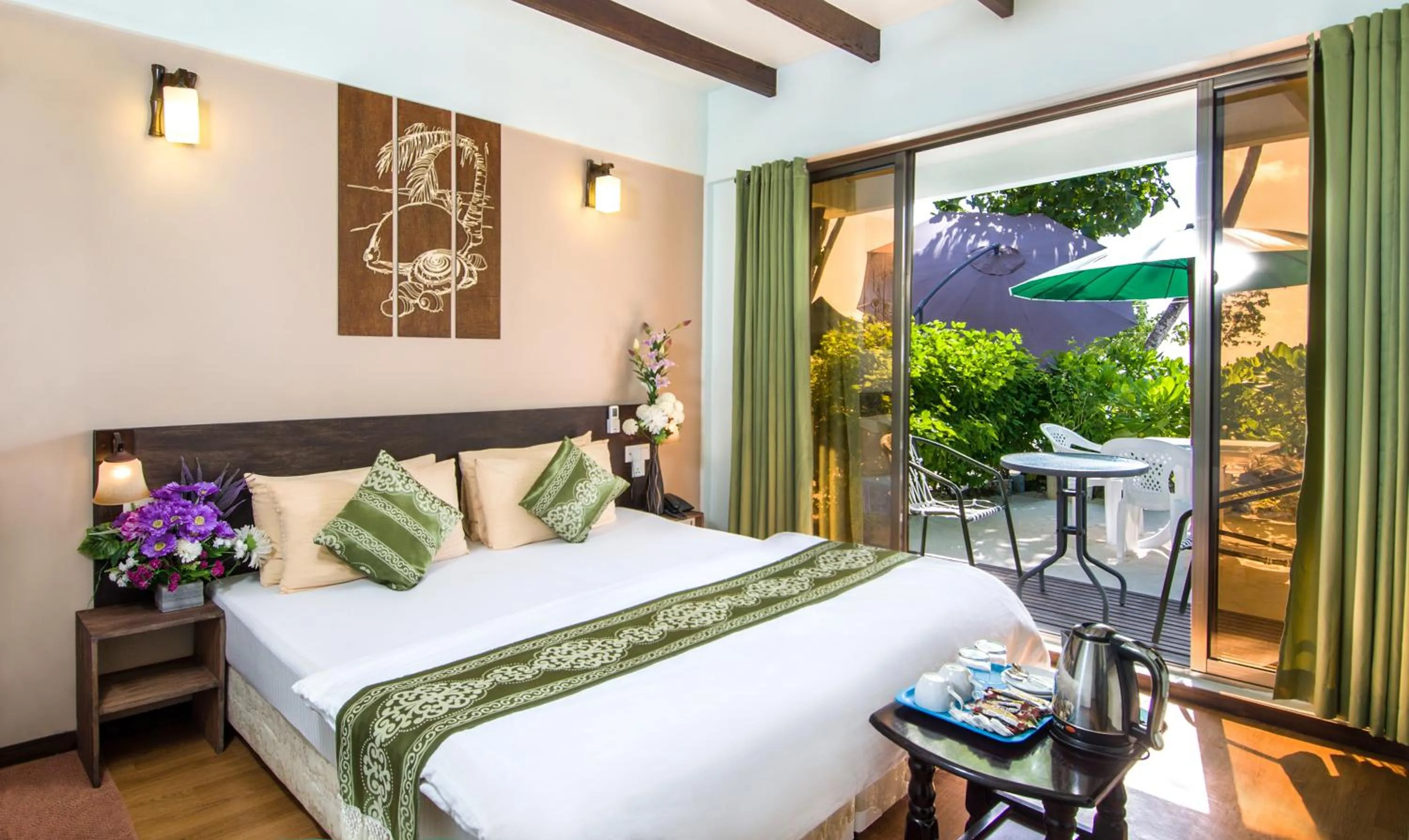 Staff, Bed in Salt Beach Hotel