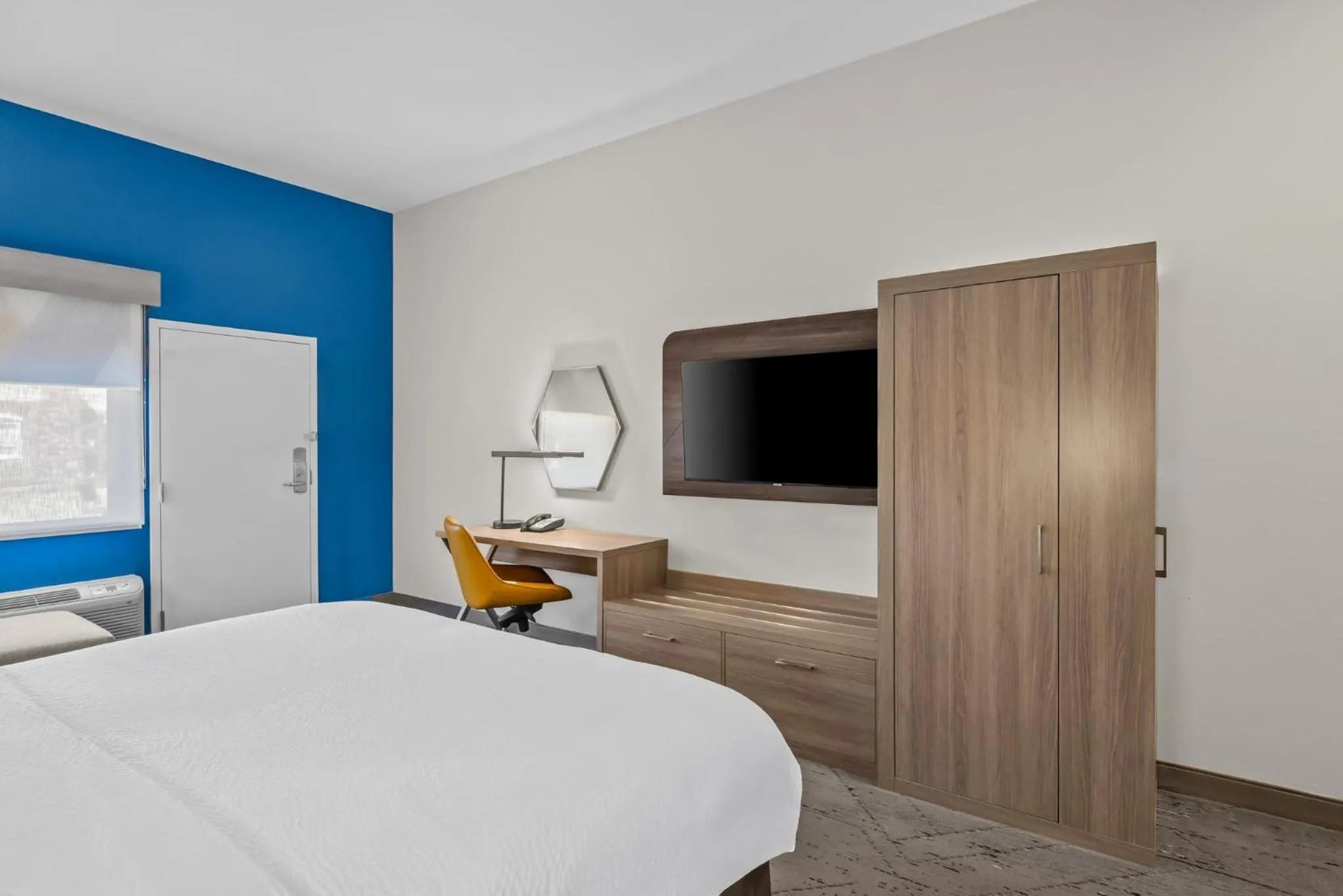 Photo of the whole room, Bed in Holiday Inn Express Monticello by IHG