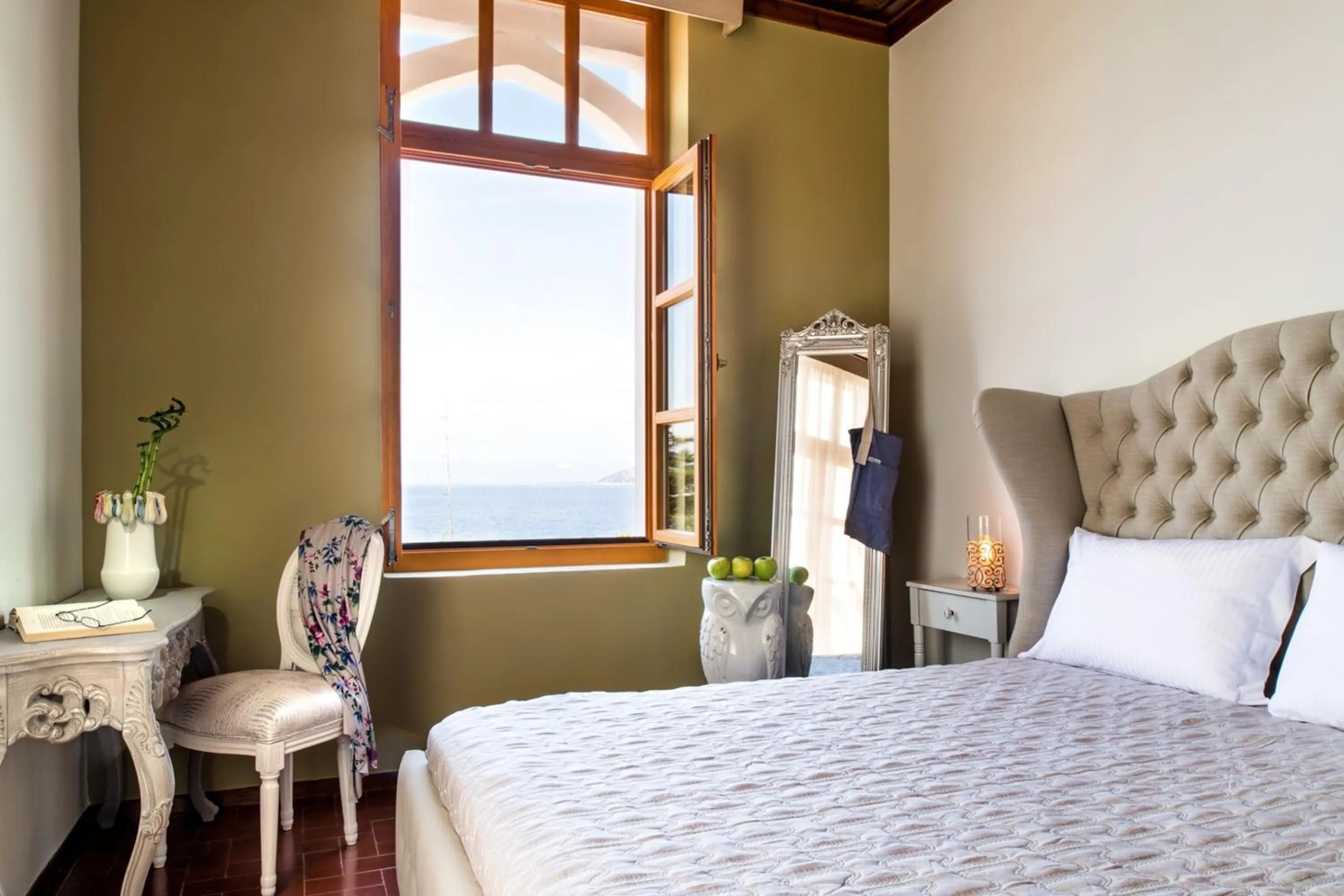 Photo of the whole room, Bed in A for Art Hotel