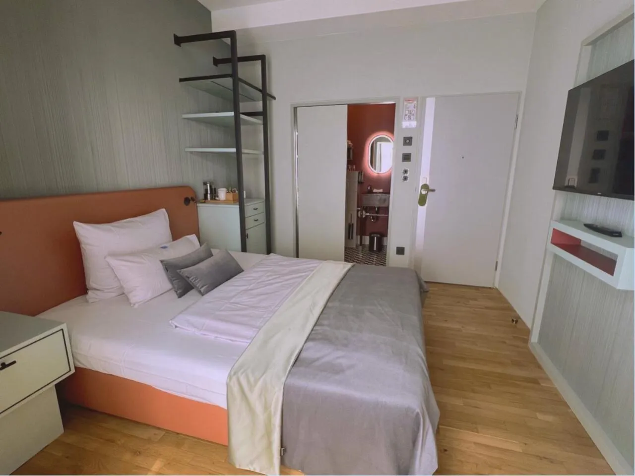 Photo of the whole room, Bed in Lint Hotel Köln