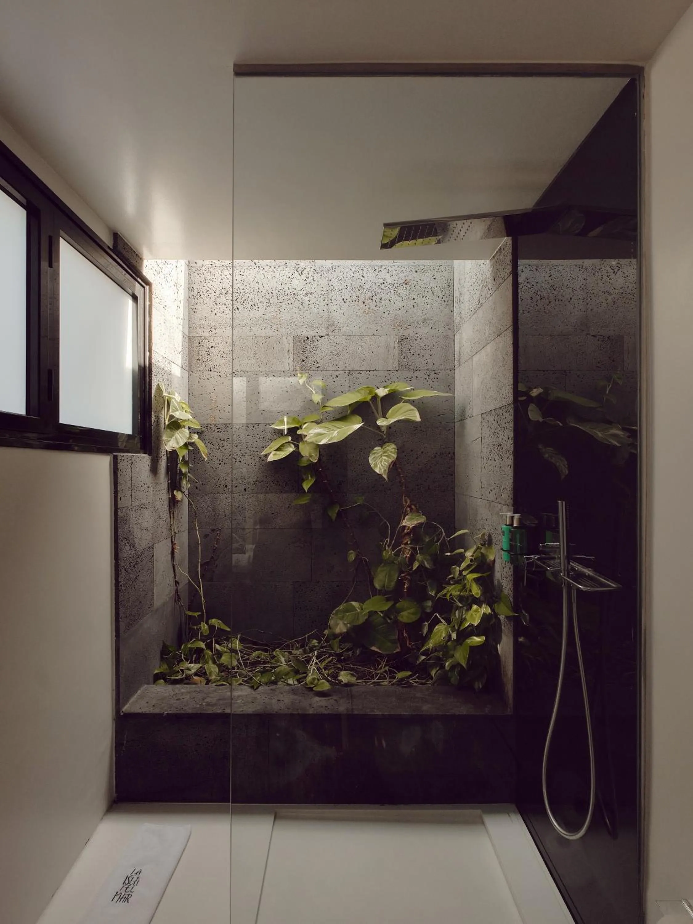 Shower in La Isla y el Mar, Hotel Boutique