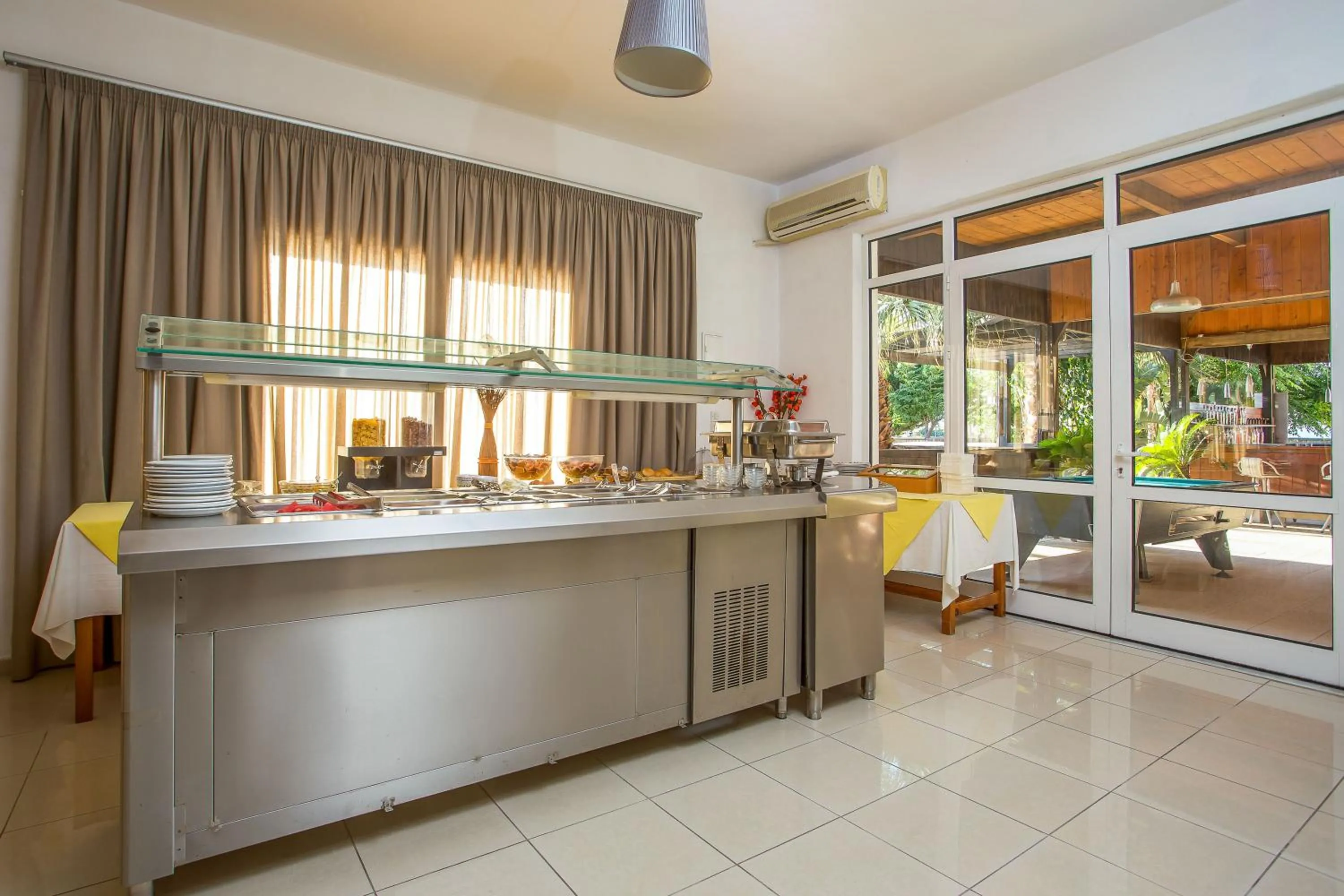 Restaurant/places to eat in Mon Repos Hotel